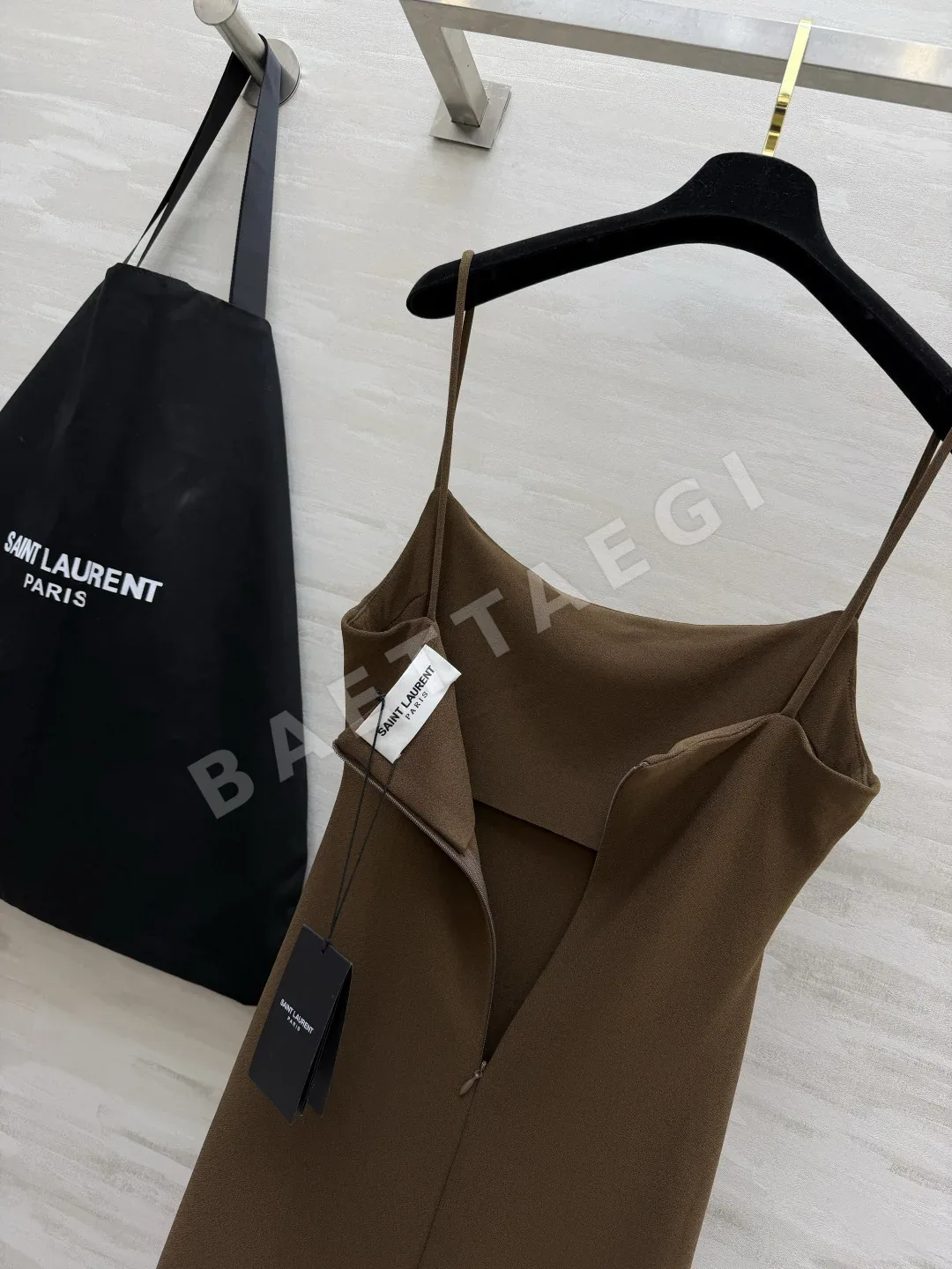 생로랑 스퀘어 넥 슬림핏 스파게티 스트랩 맥시 원피스 상세 이미지 3