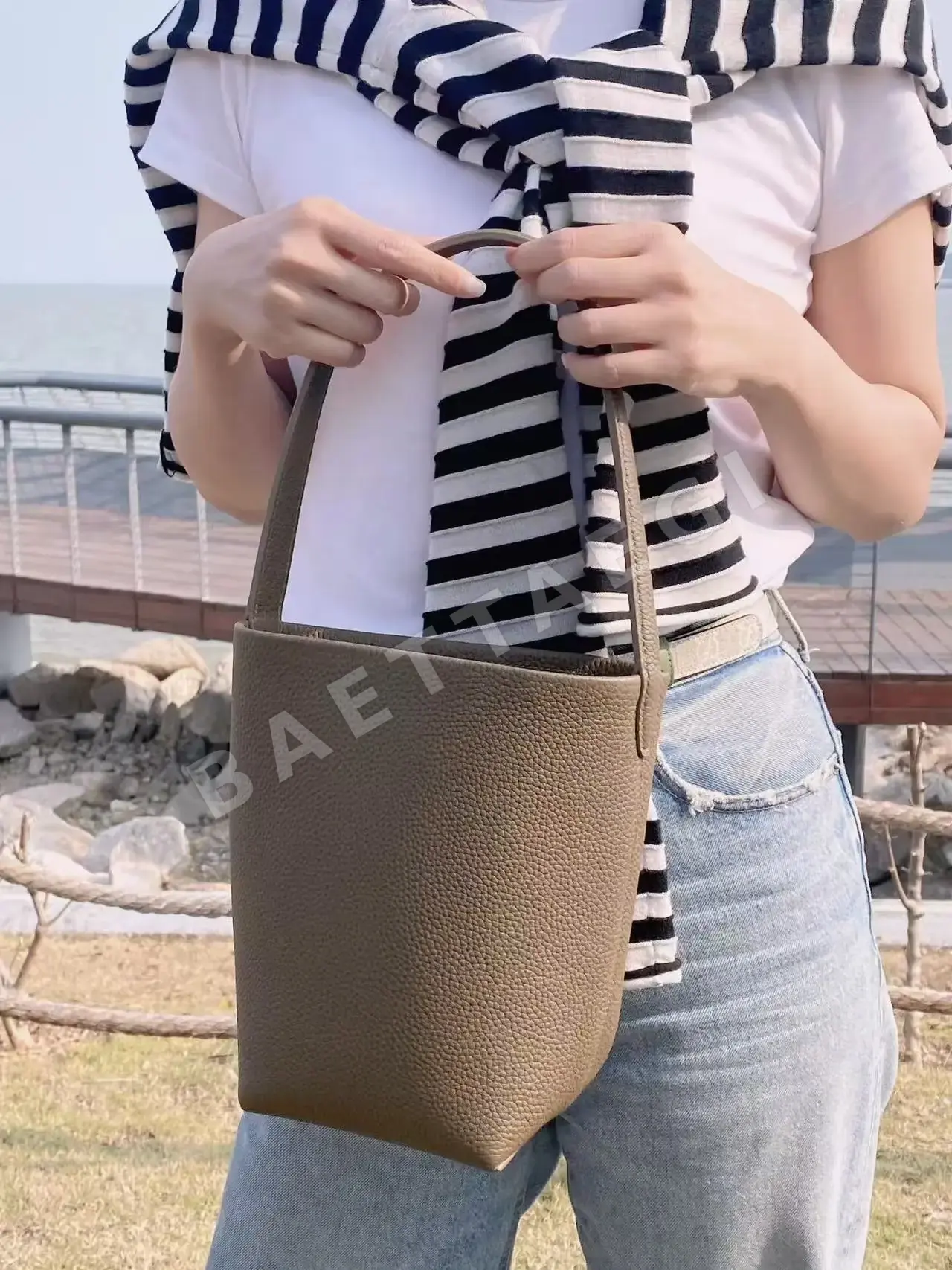 더로우 슬림 스몰 버킷백 75846