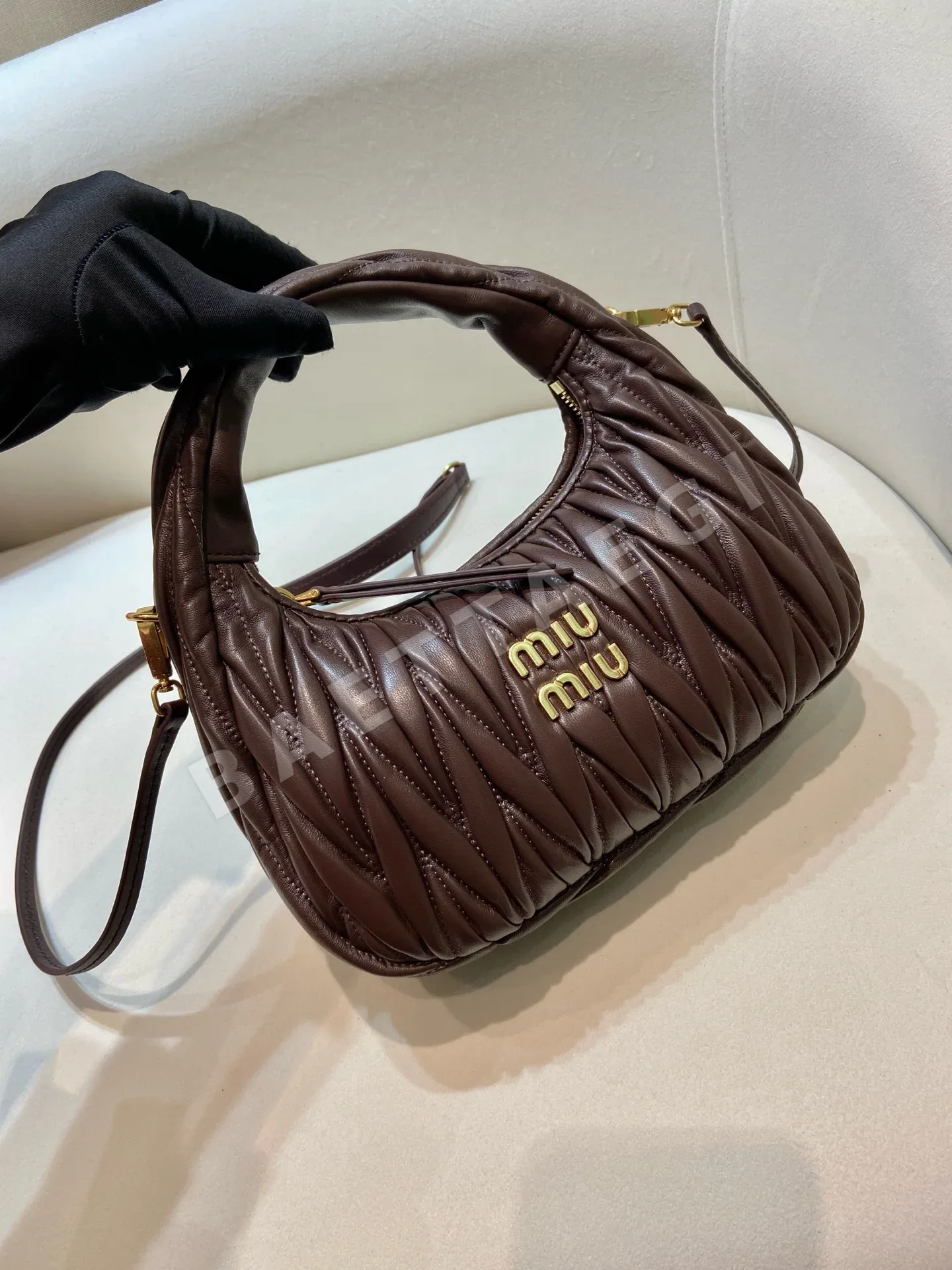 미우미우 램스킨 플리츠 호보백 5BB125 상세 이미지 2