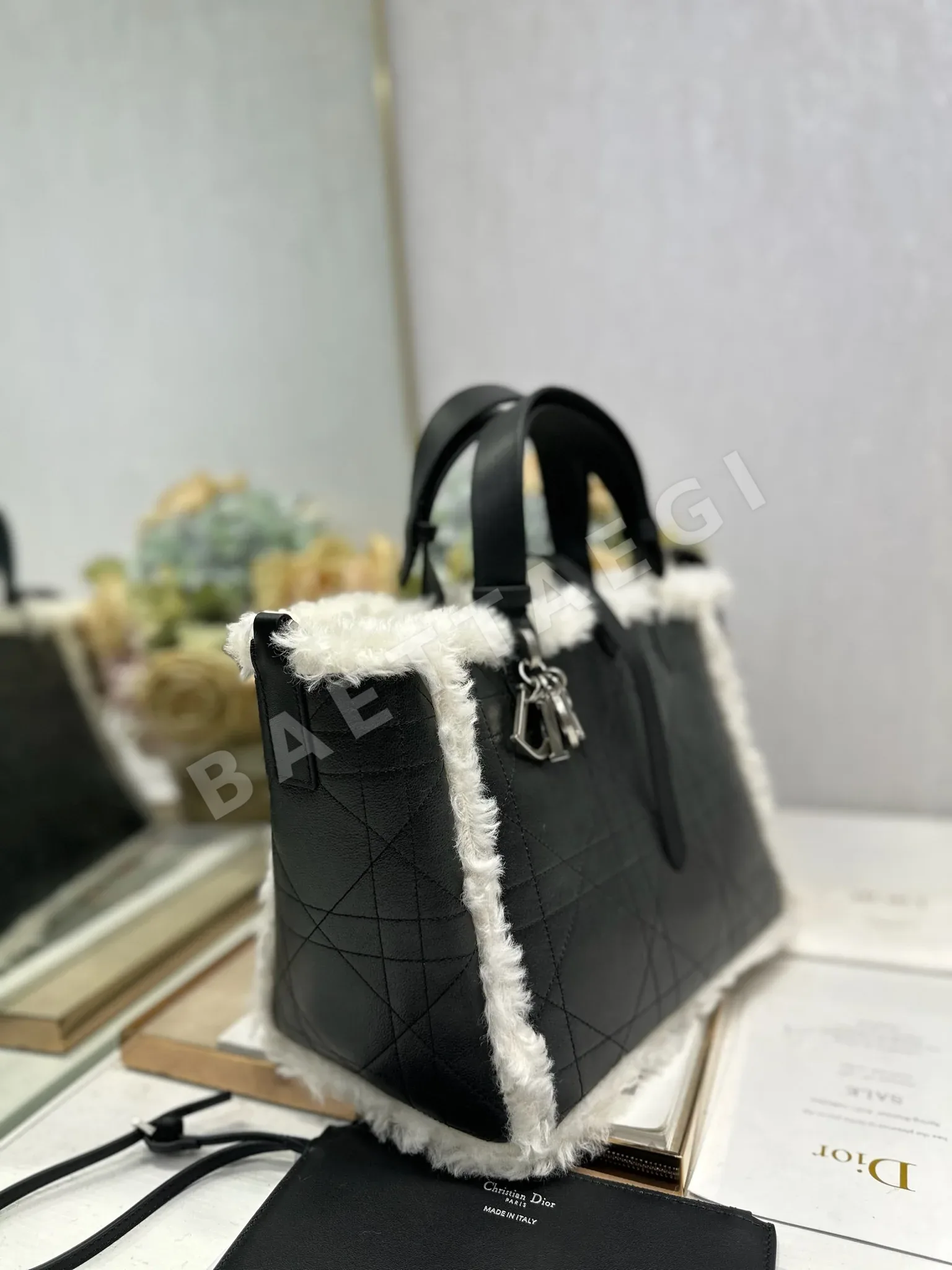 디올 뚜주흐 크랙 블랙 카프스킨 토트백 상세 이미지 2