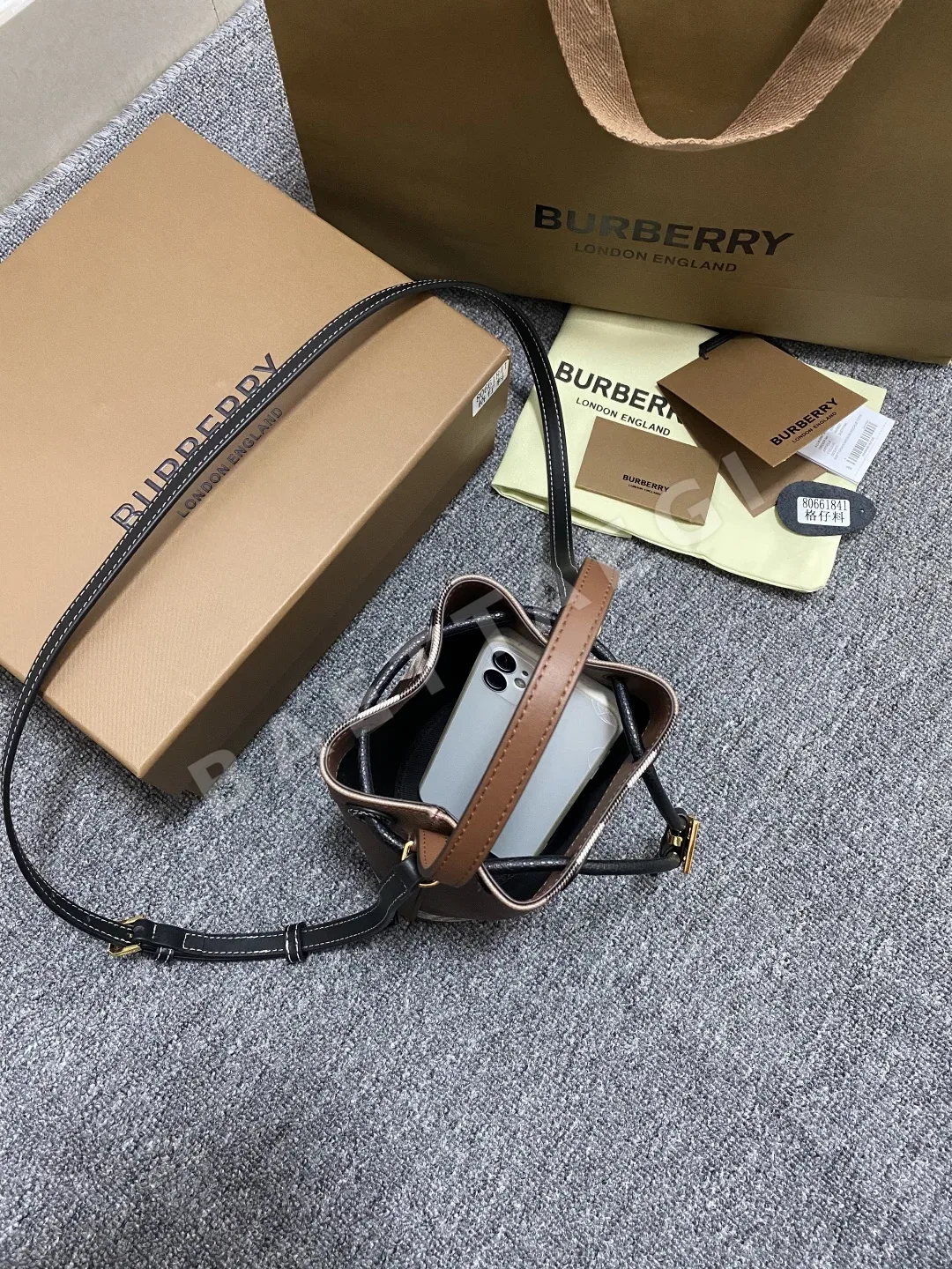 버버리 미니 버킷백 상세 이미지 7