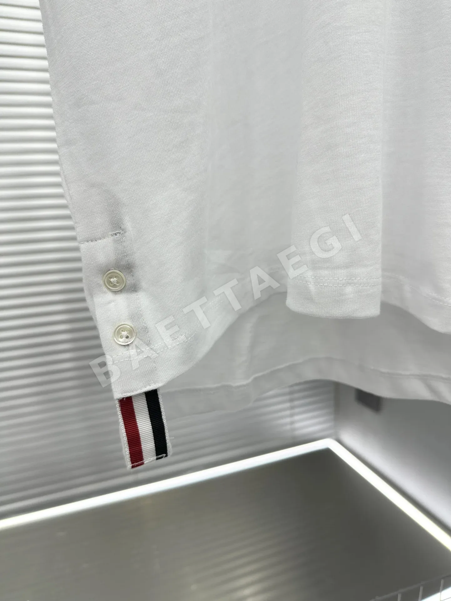 톰브라운 남성 반팔 상세 이미지 7