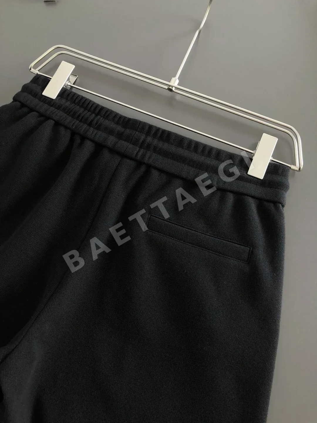 로에베 자수 로고 스트레이트 핏 남성 반바지 상세 이미지 9