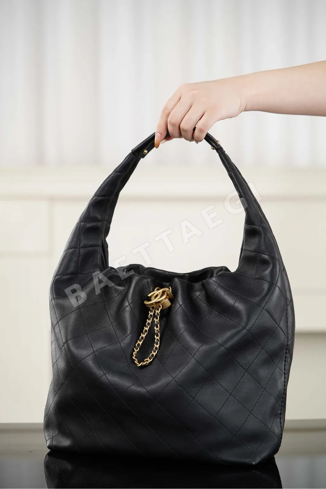 샤넬 팬더 더블 버클 송아지가죽 드로스트링 가방 상세 이미지 6