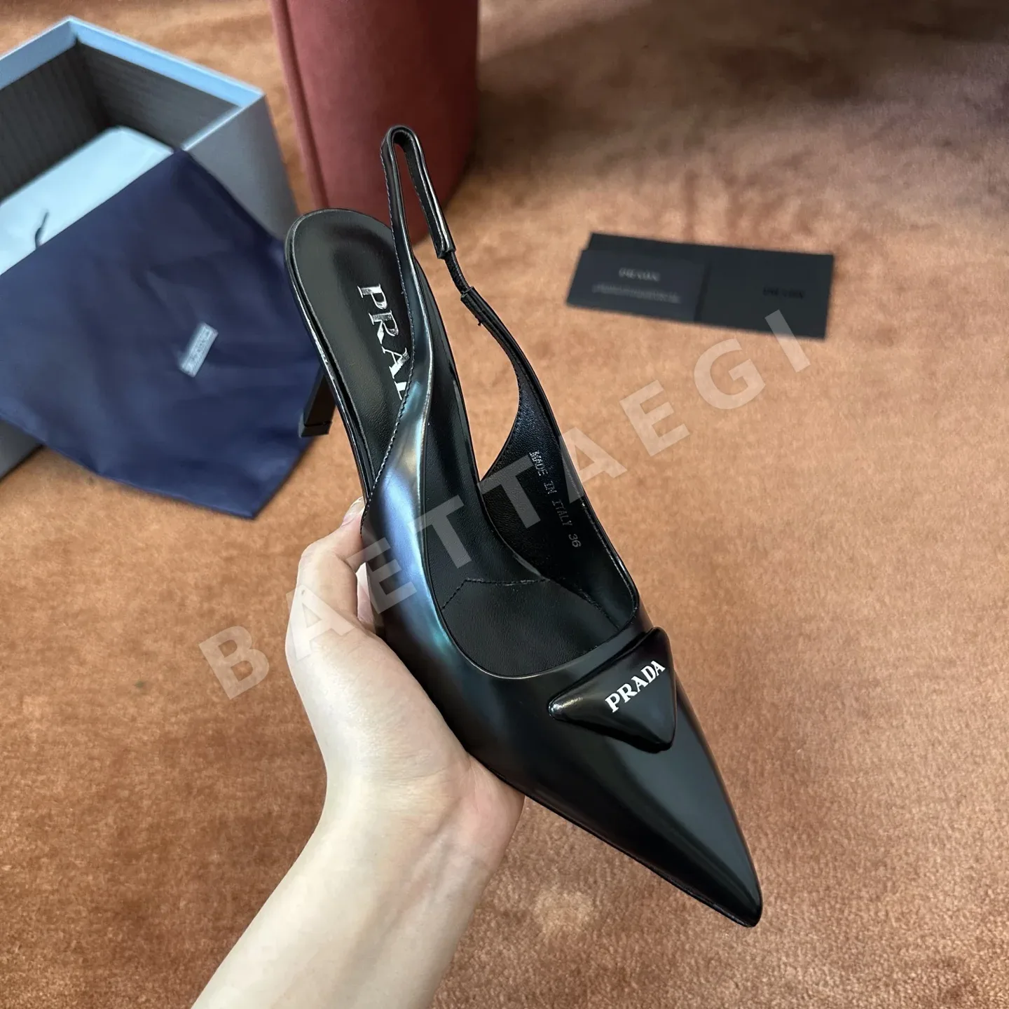 프라다 삼각 로고 자수 가죽 샌들 상세 이미지 3