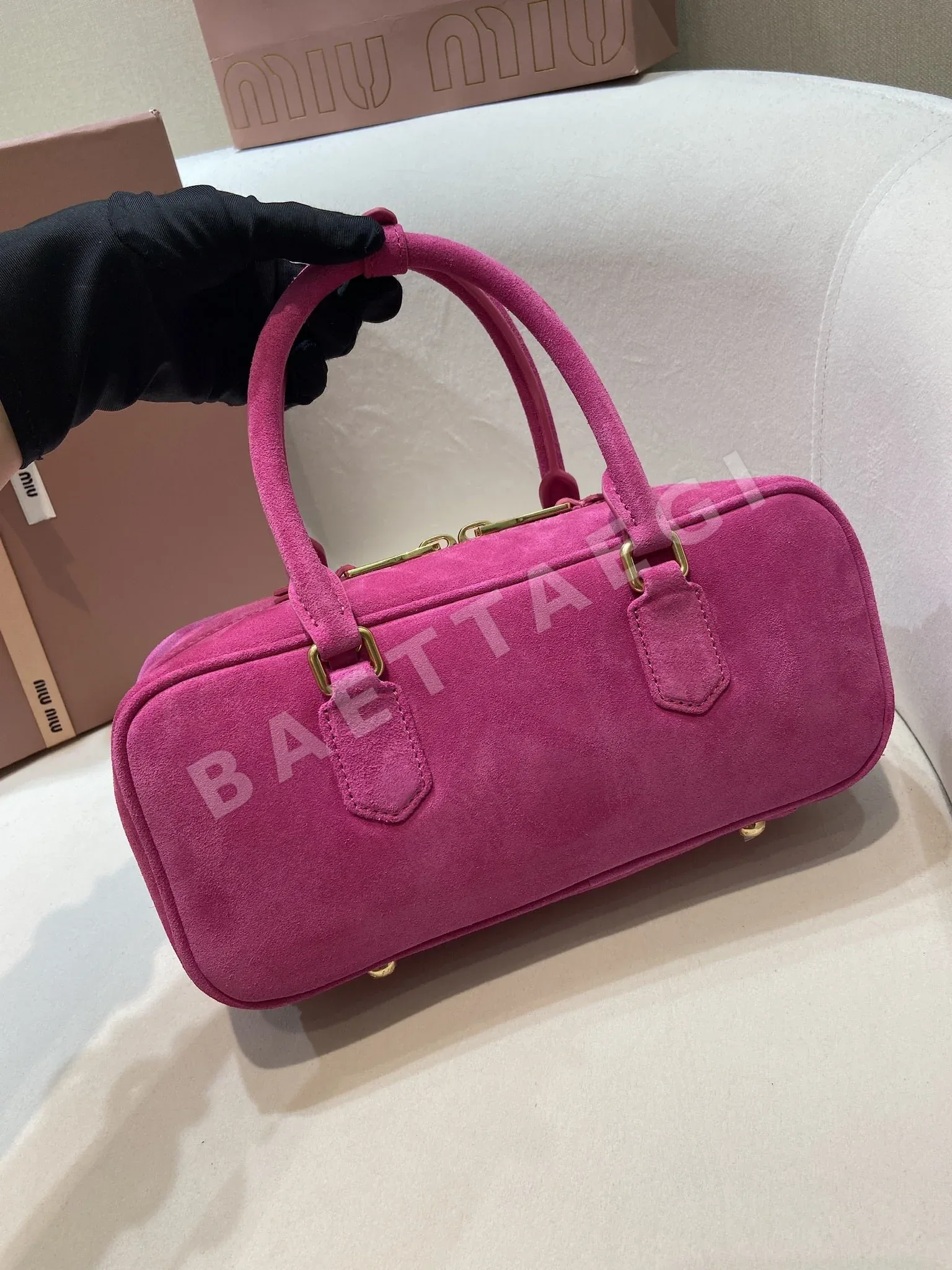 미우미우 스웨이드 라지 볼링백 5BB148 상세 이미지 4