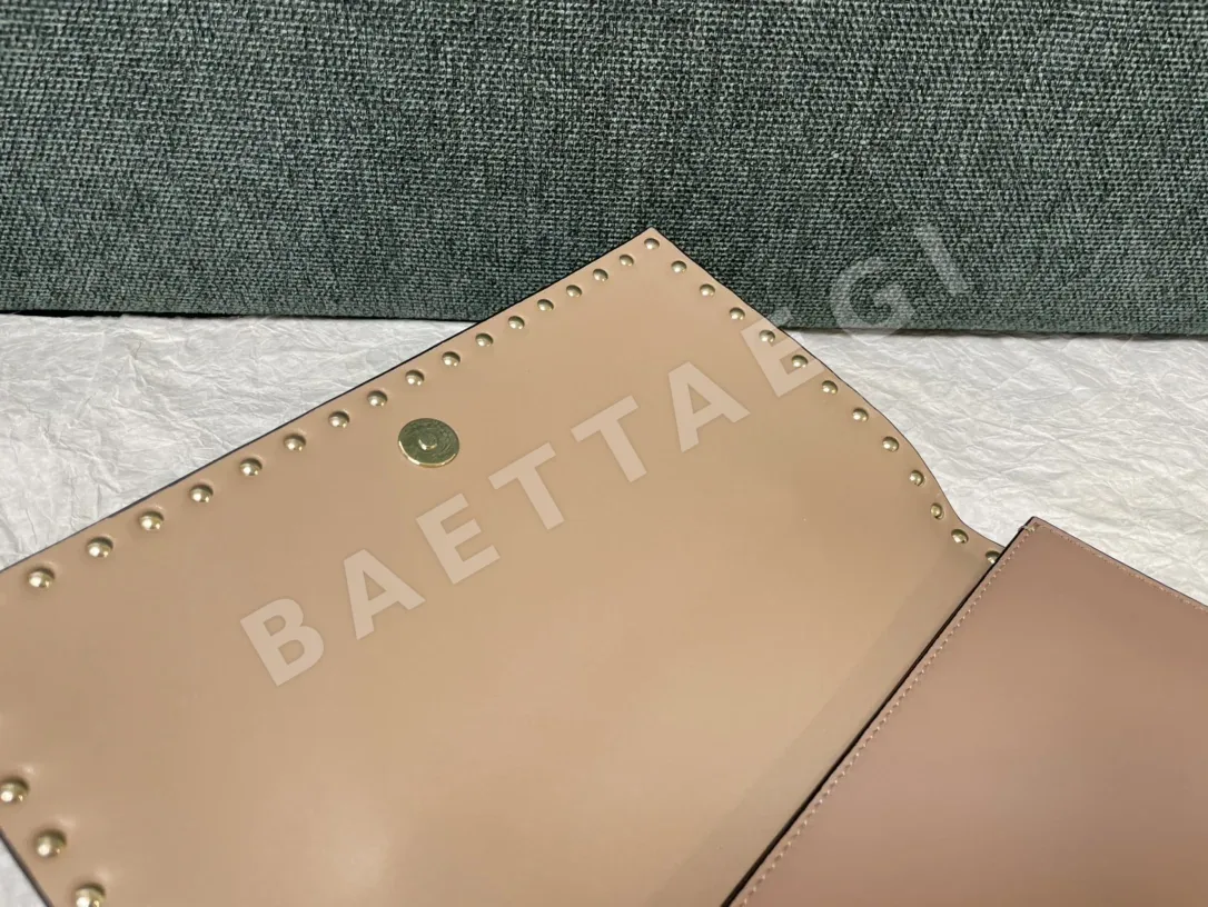 발렌티노 락스터드 카프스킨 클러치백 상세 이미지 7