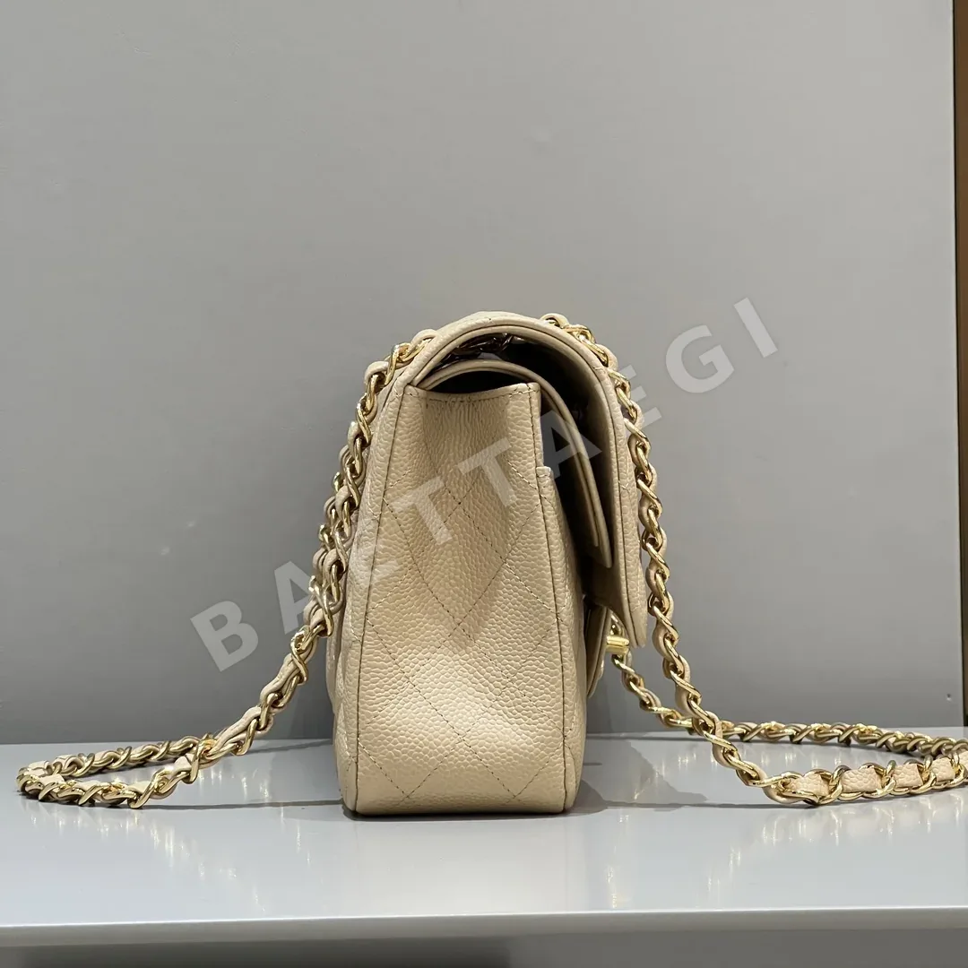 샤넬 클래식 플랩백 아이보리 베이지 소가죽 금장 가방 상세 이미지 3