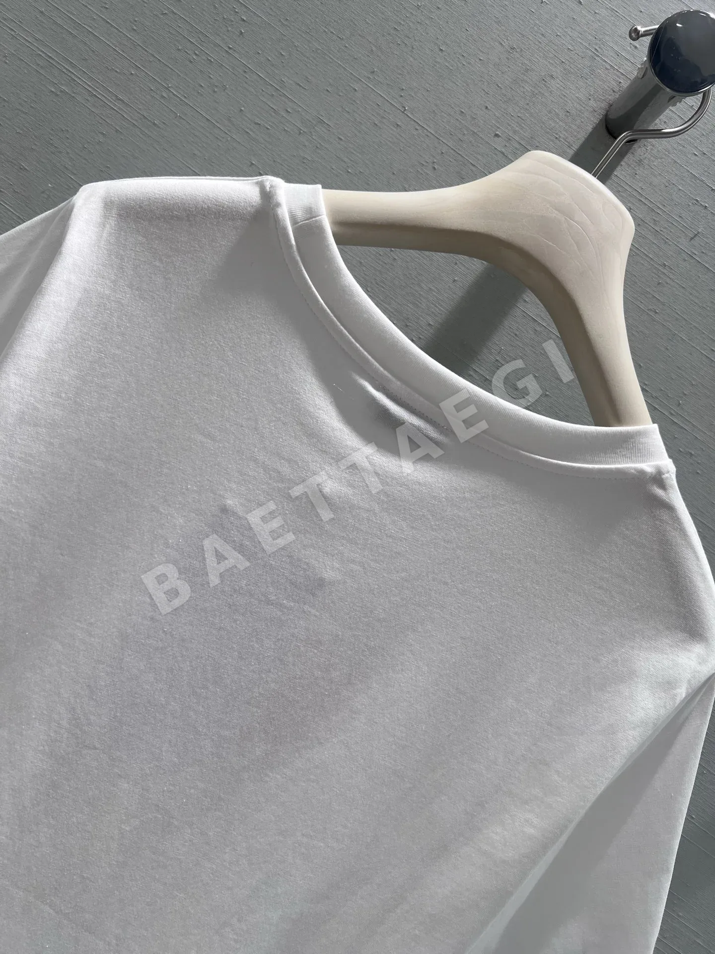 샤넬 핑크 라인스톤 하트 반팔 티셔츠 상세 이미지 4