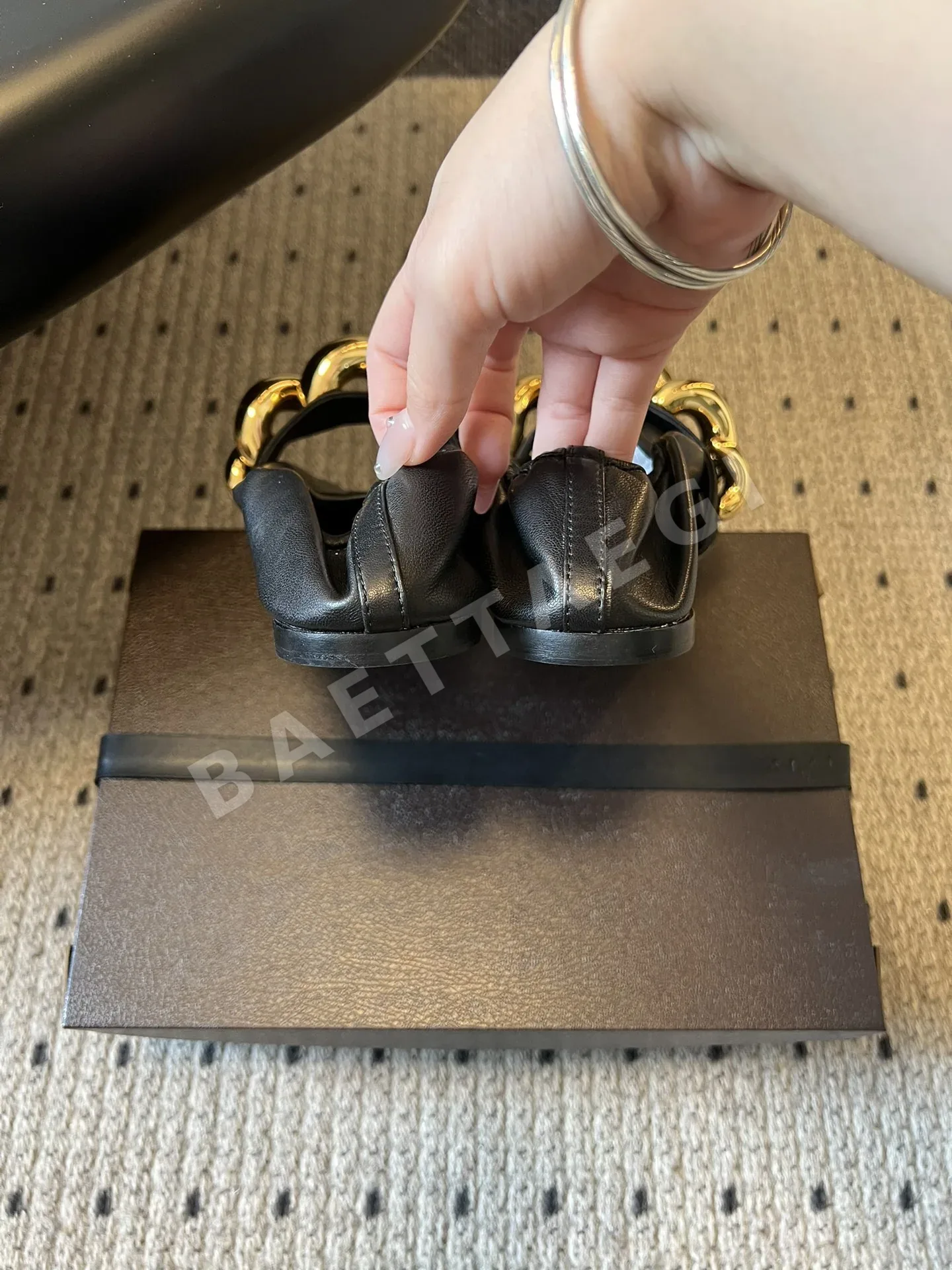 알라이아 체인 장식 램스킨 플랫슈즈 상세 이미지 6