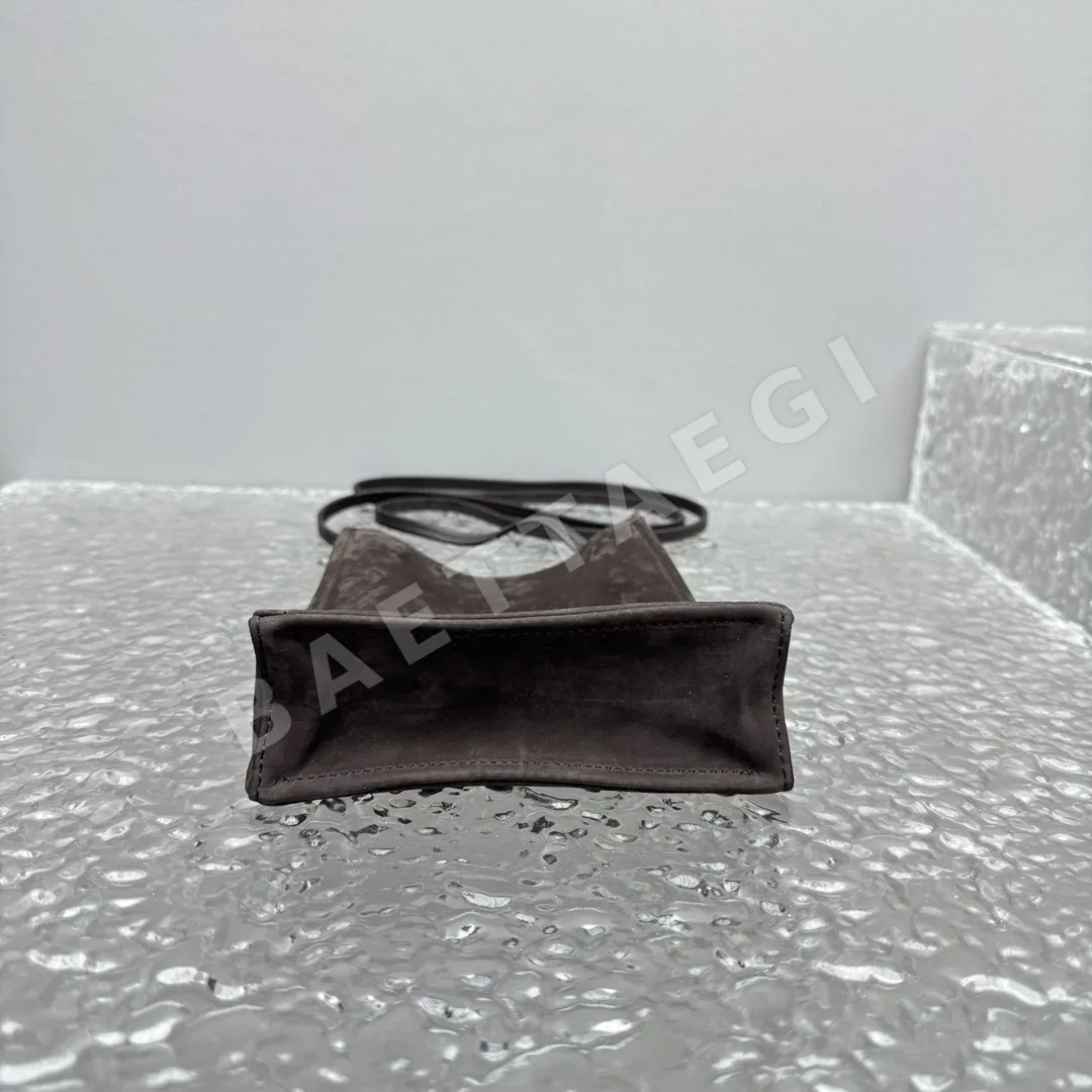 더로우 짙은 갈색 소가죽 크로스바디백 상세 이미지 4