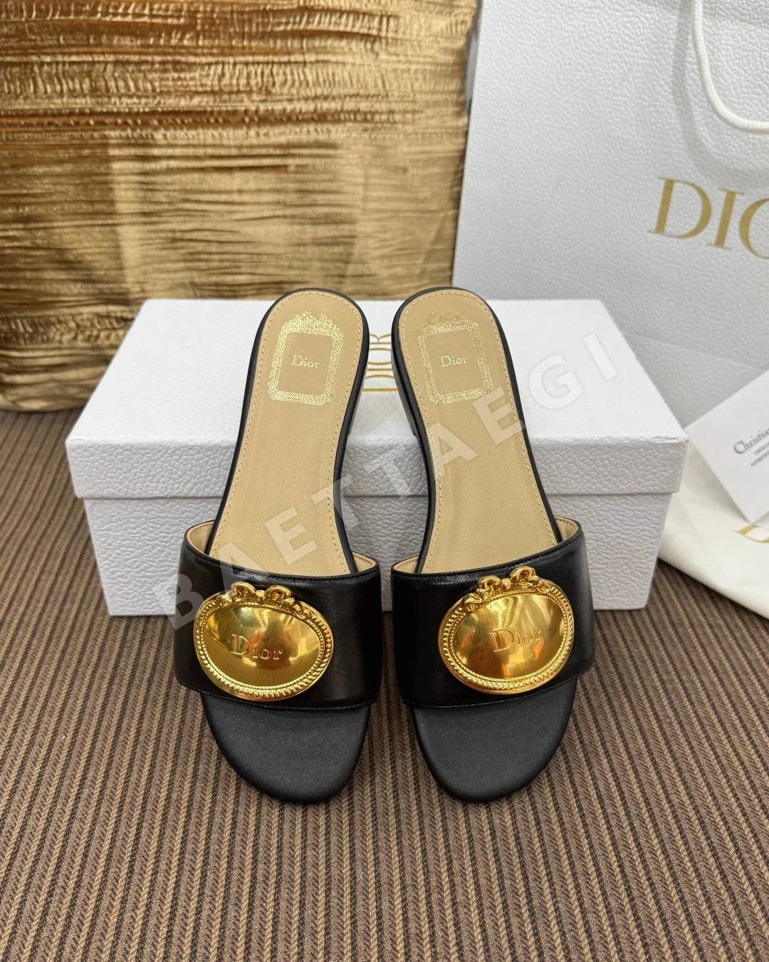 디올 카나쥬 메탈 버클 샌들 102389