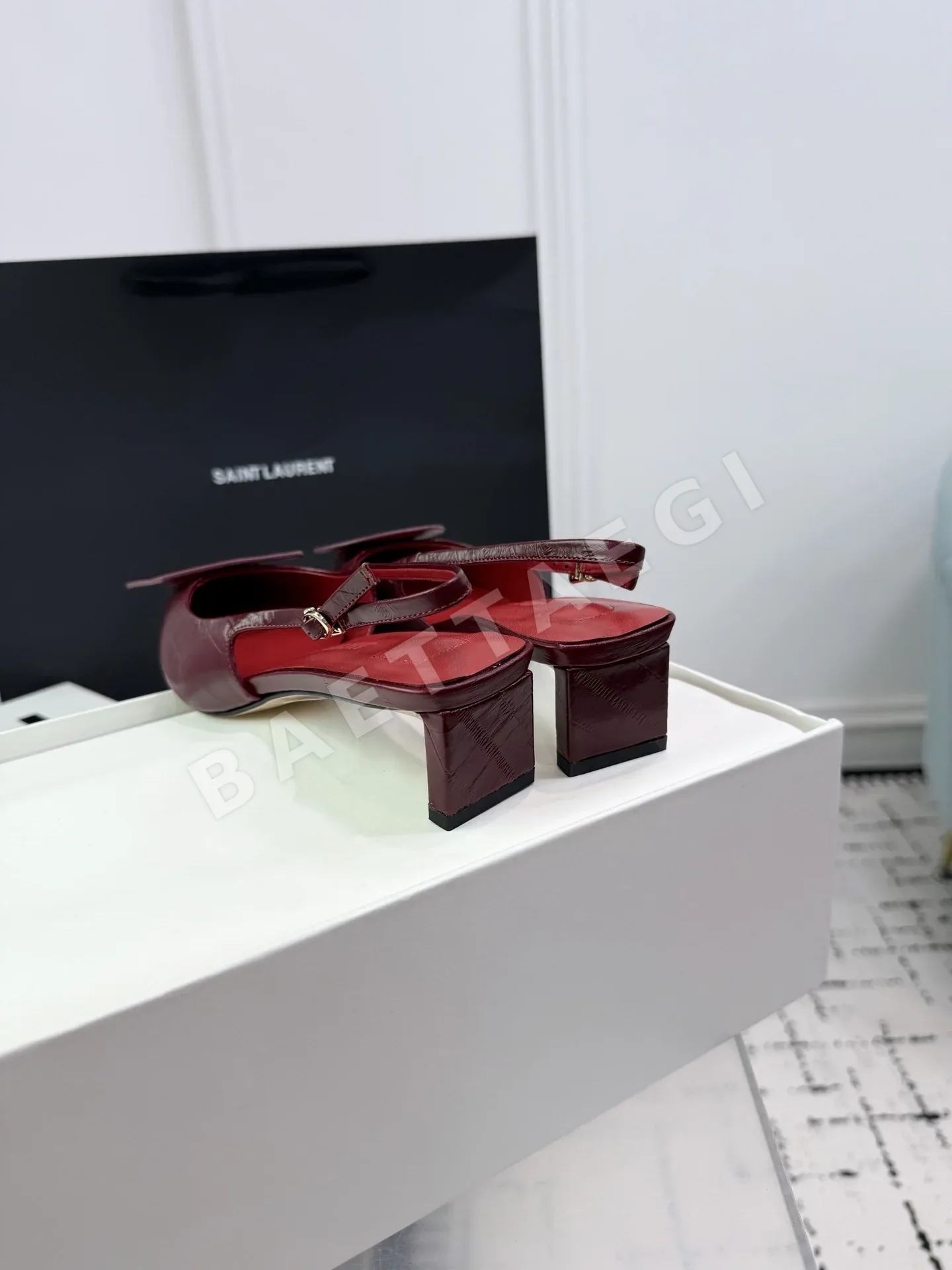 자크뮈스 미스매치 버클 키튼힐 오픈 백 샌들 상세 이미지 4