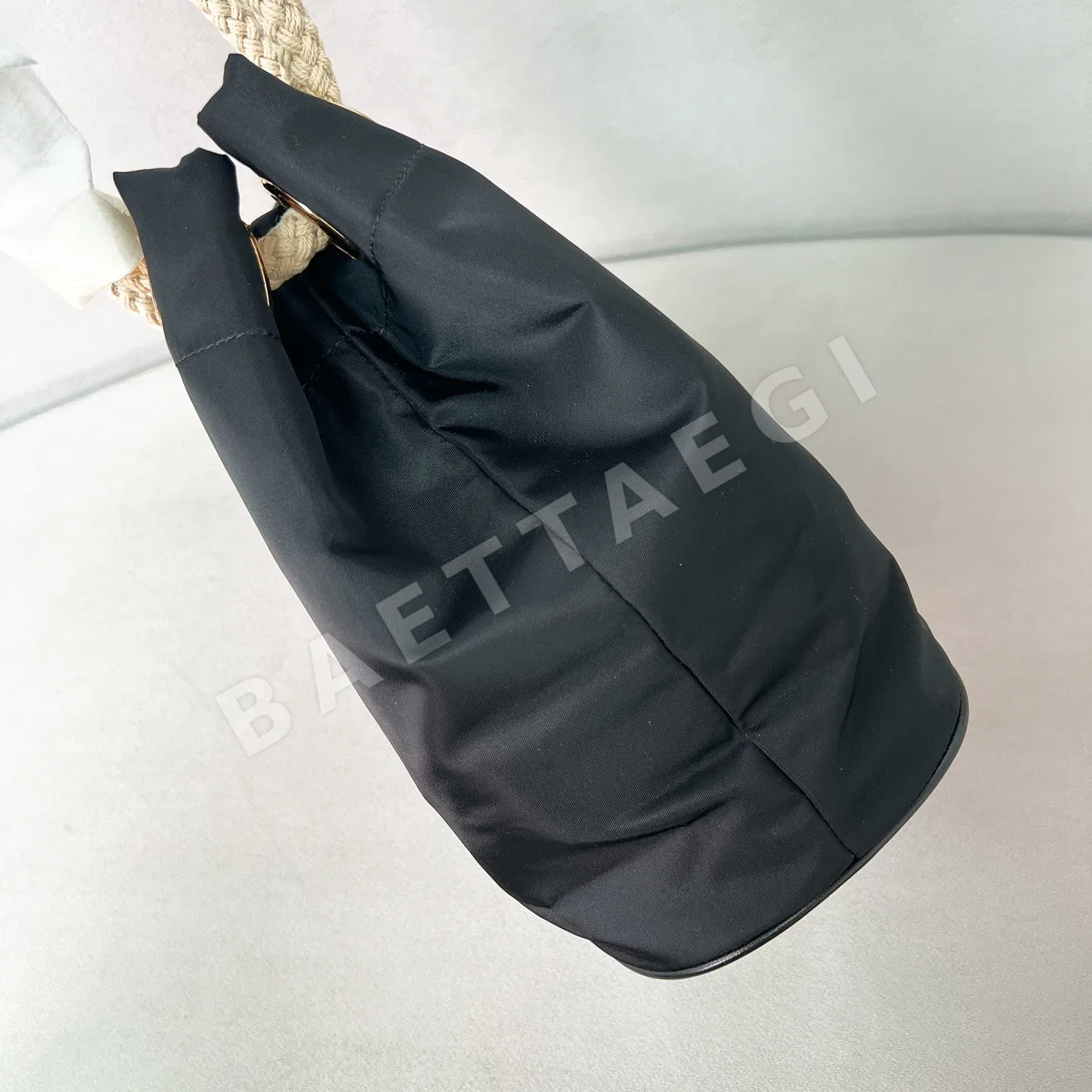 프라다 나일론 버킷백 1BE082 상세 이미지 3