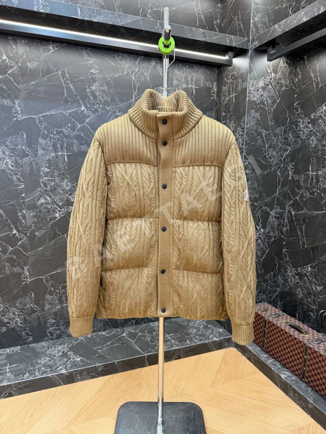 몽클레르 남성 다운 패딩 재킷 상세 이미지 2