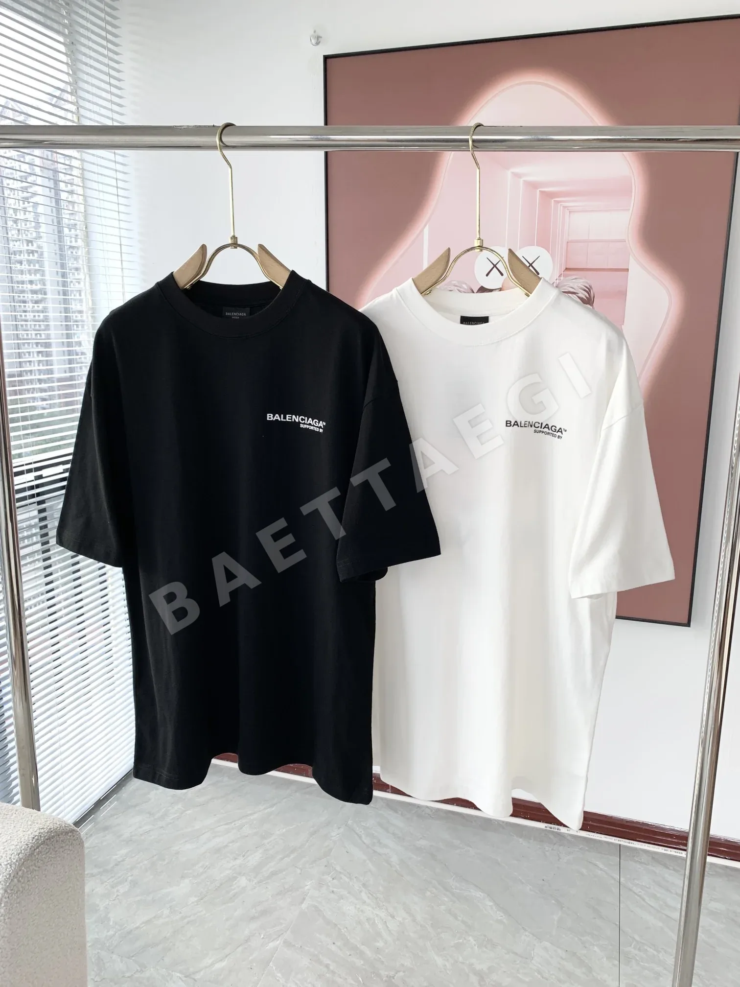 발렌시아가 여성 로고 프린트 크루넥 반팔 티셔츠 88687