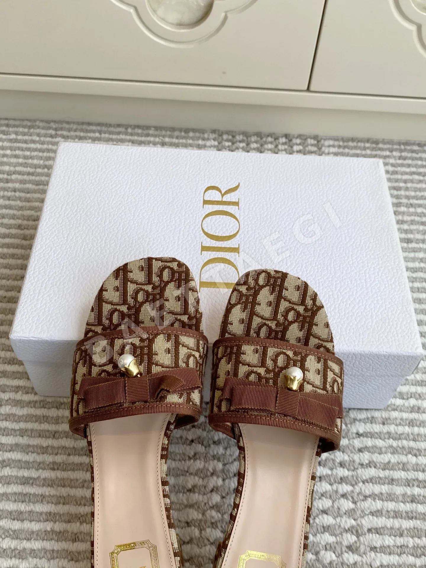 디올 펄 보우 모노그램 청키 힐 샌들 상세 이미지 6