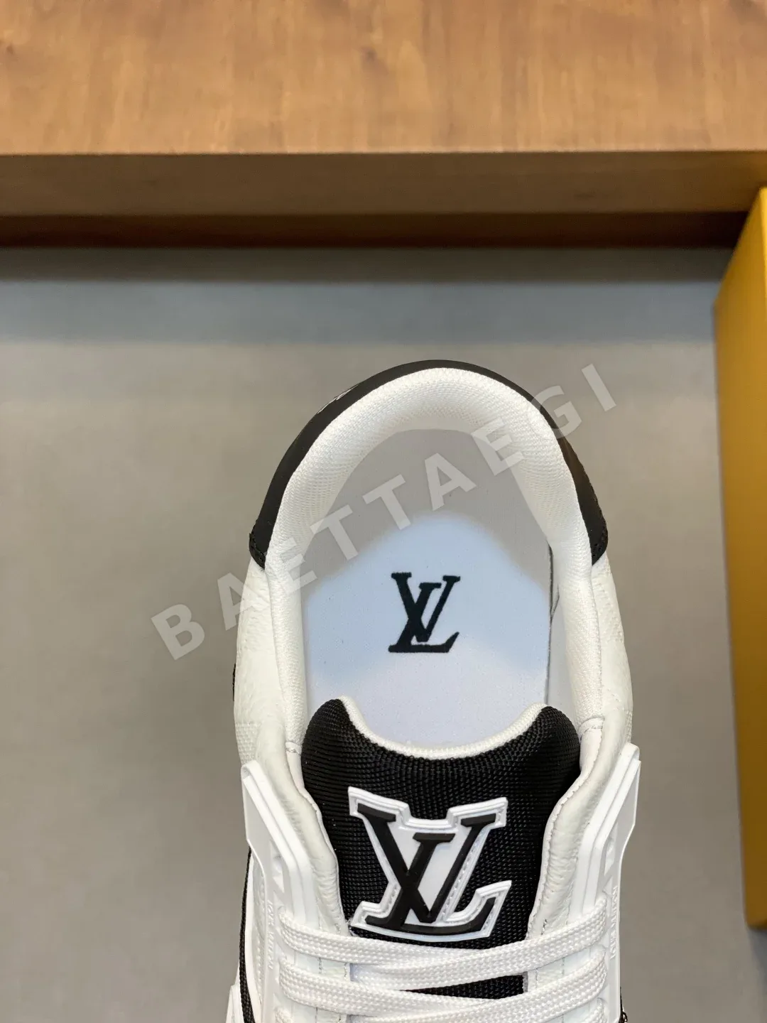 루이비통 LV 트레이너 스니커즈 남성 카프스킨 손글씨 브랜드 로고 상세 이미지 7