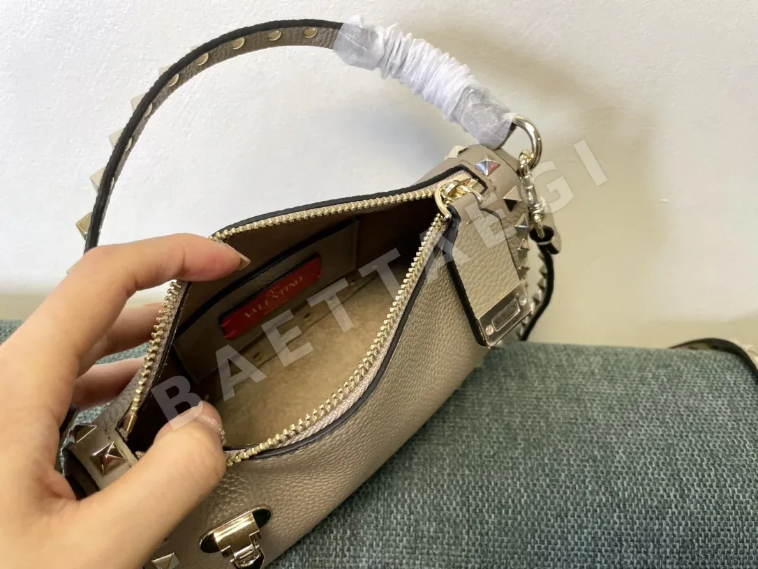 발렌티노 락스터드 카프스킨 크로스백 상세 이미지 8