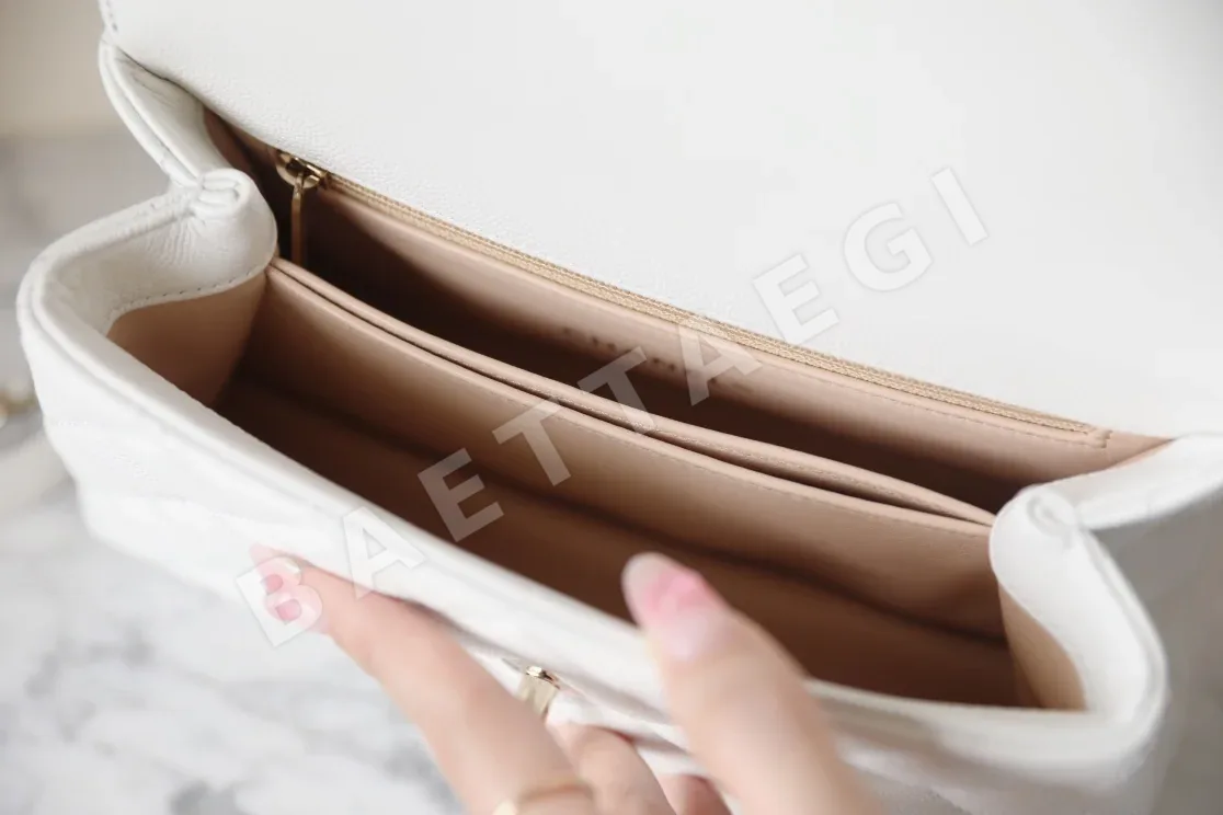 샤넬 화이트 플랩 스몰 가방 상세 이미지 8