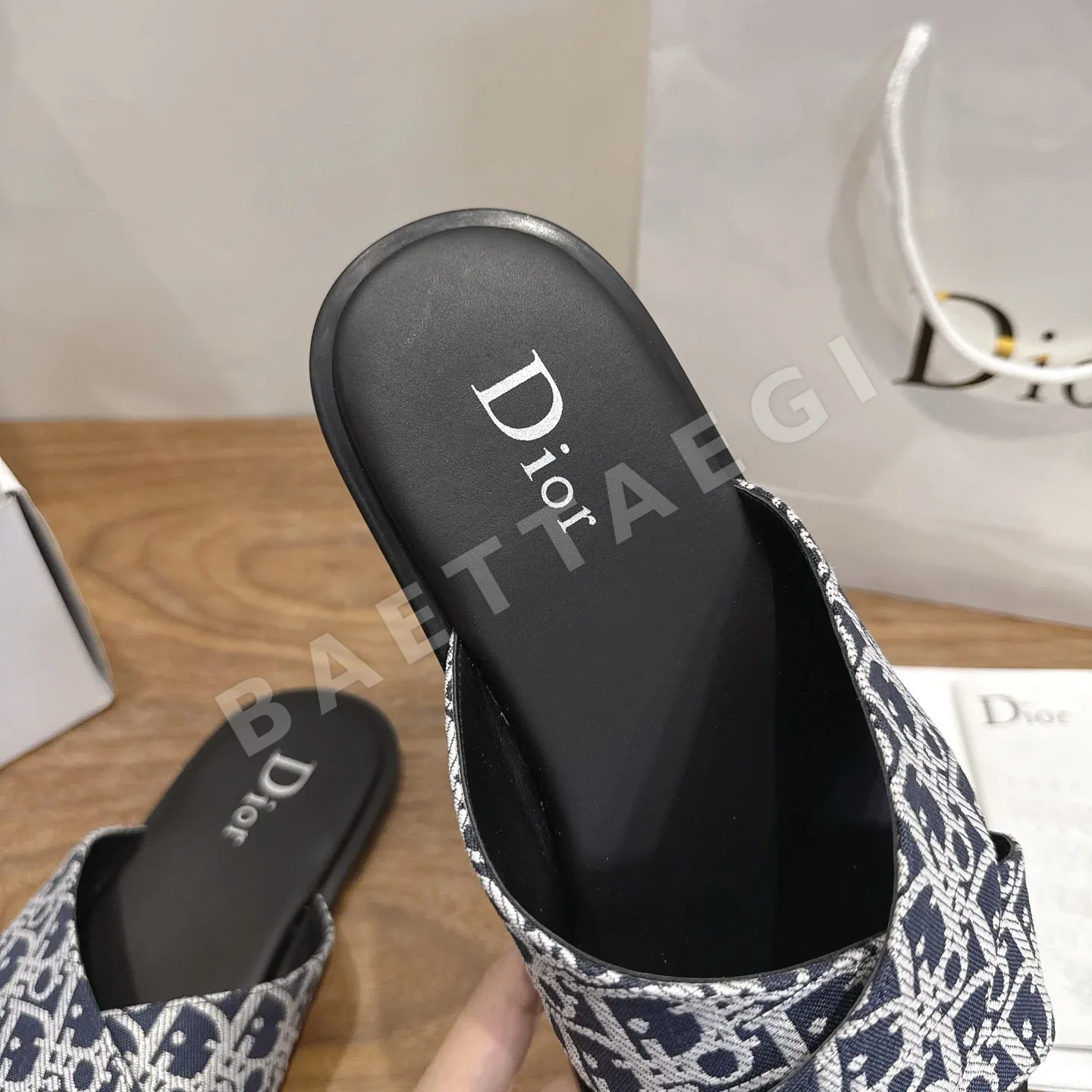 디올 CD 로고 모노그램 크로스 스트랩 남성 슬리퍼 상세 이미지 7