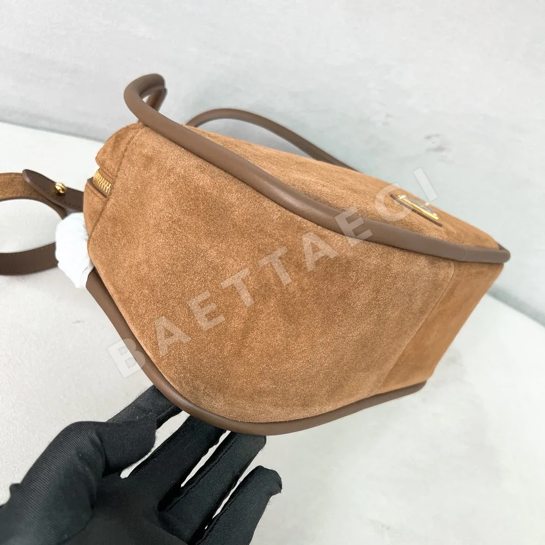 프라다 소프트 그레인 스웨이드 런치백 1BA451 상세 이미지 7