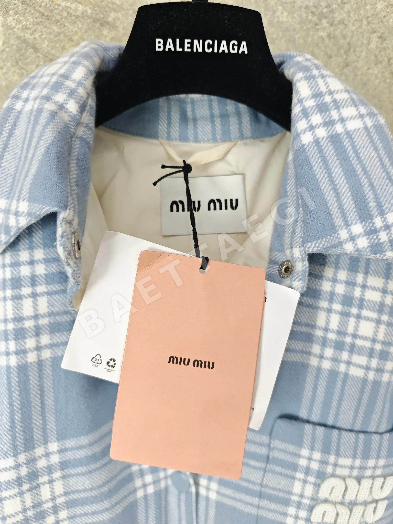 미우미우 브러시드 체크 다운 자켓 상세 이미지 3