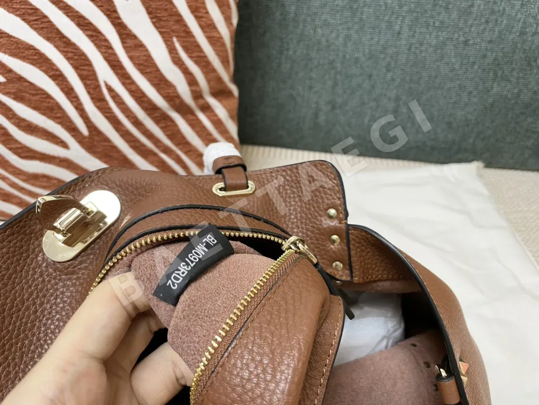 발렌티노 락스터드 골드 스터드 토트백 상세 이미지 8