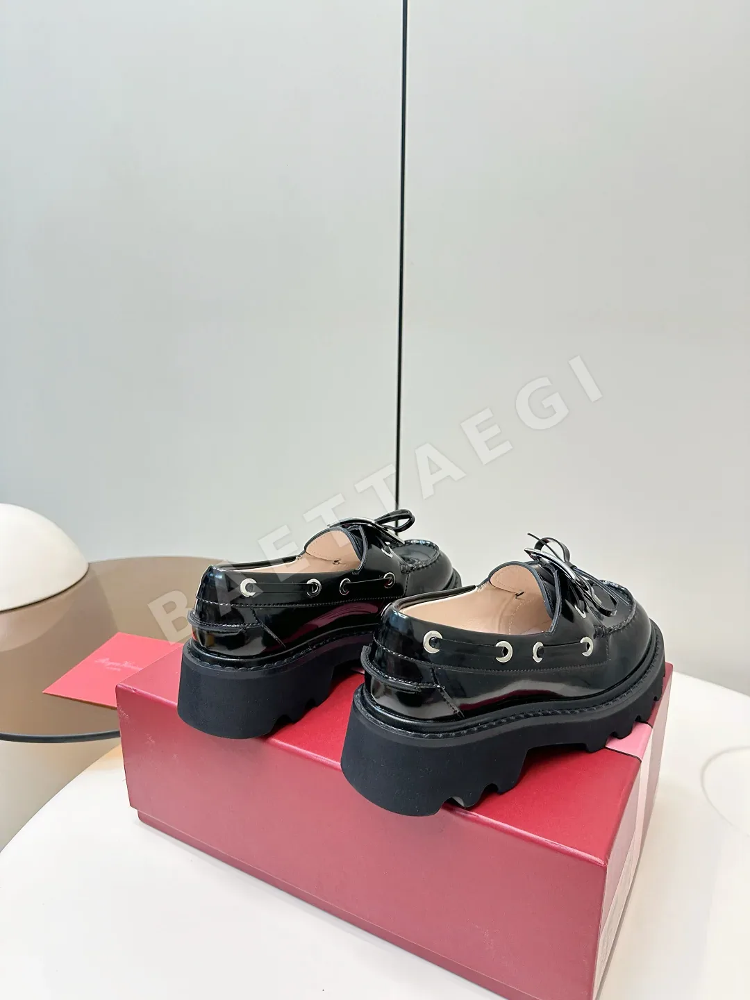로저비비에 두꺼운 장식 버클 에나멜 가죽 로퍼 상세 이미지 4