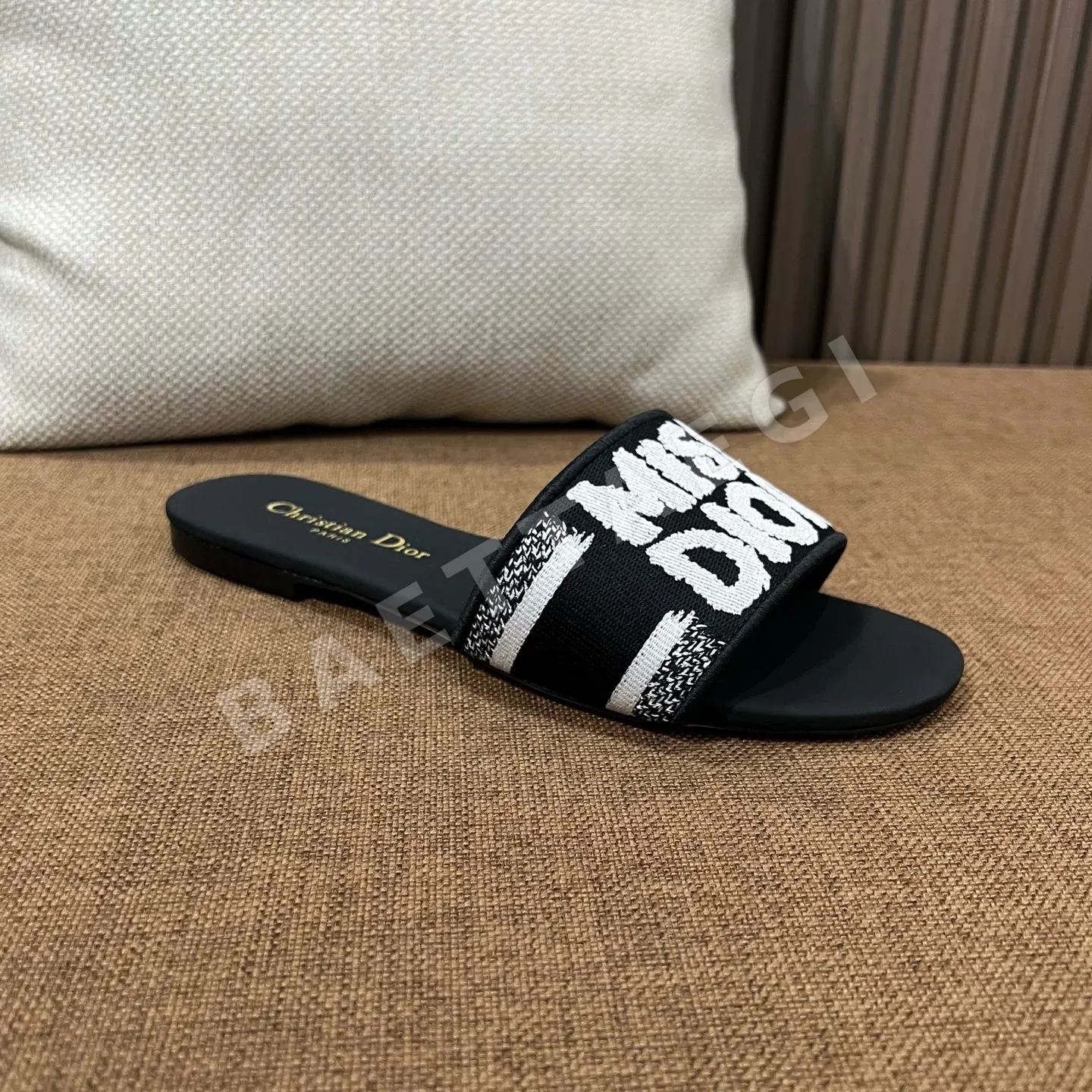 디올 자수 캔버스 샌들 상세 이미지 7
