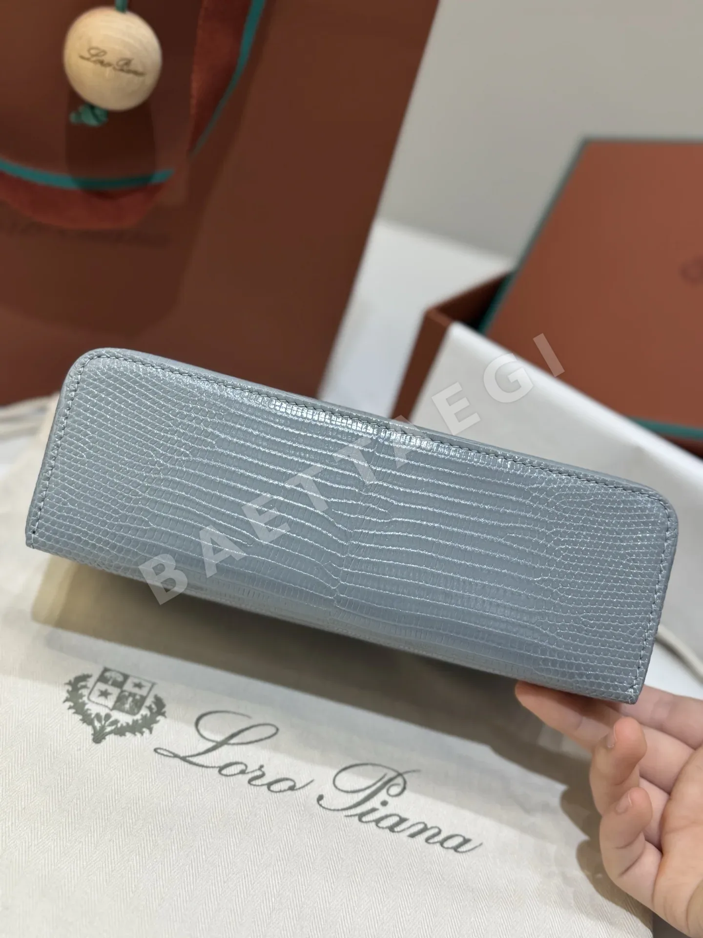 로로피아나 도마뱀가죽 스몰 크로스바디백 상세 이미지 6