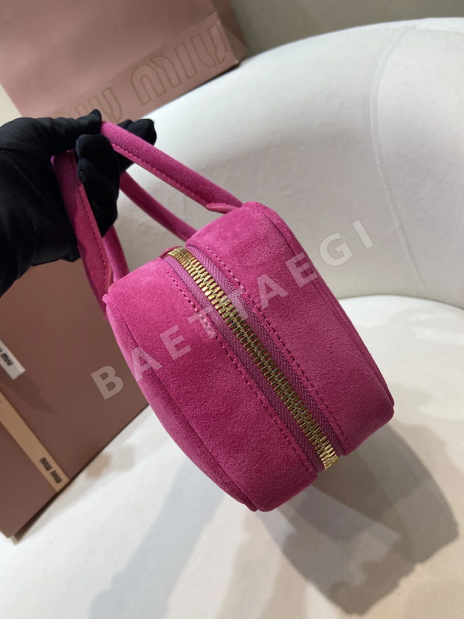 미우미우 스웨이드 라지 볼링백 5BB148 상세 이미지 5