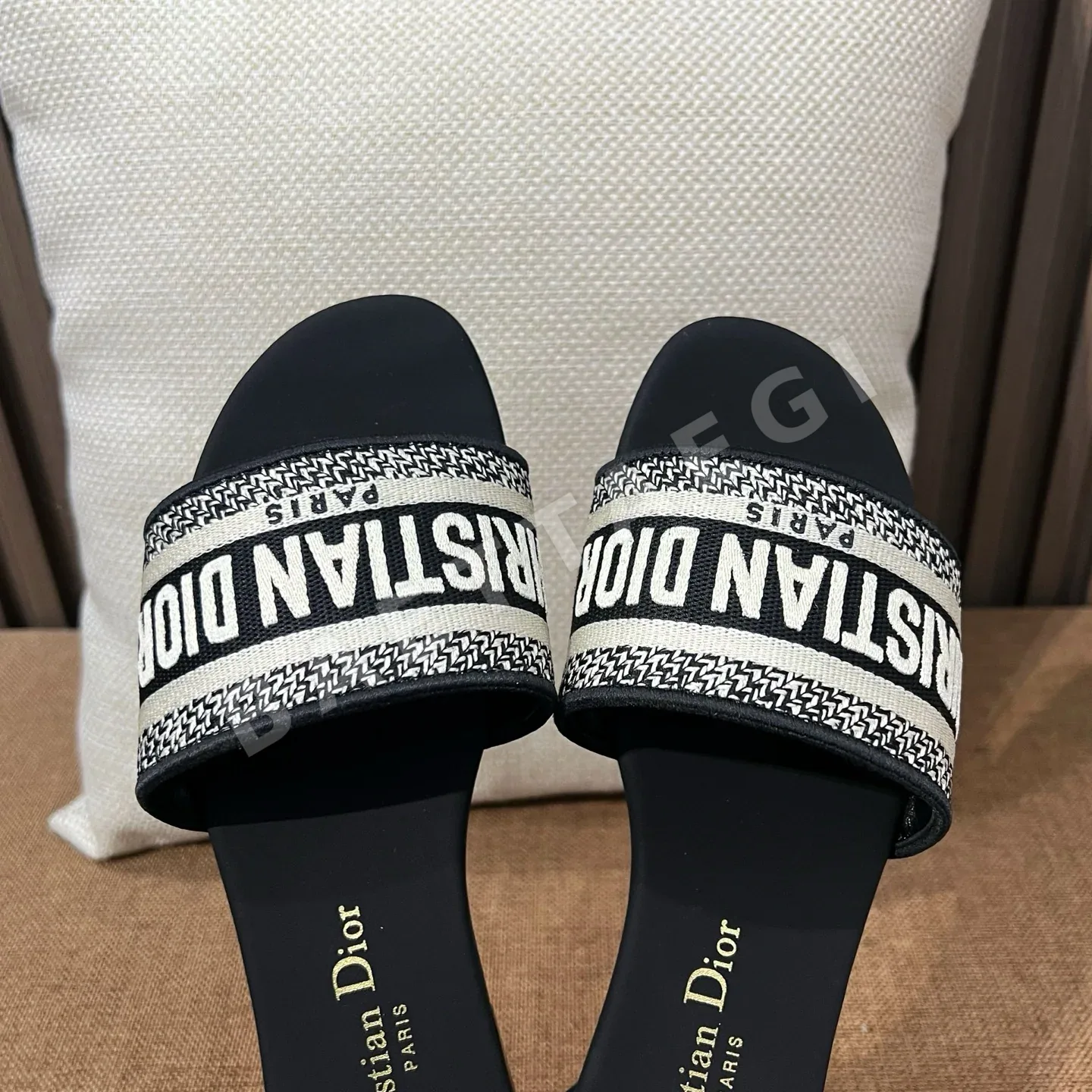 디올 자수 캔버스 샌들 상세 이미지 7