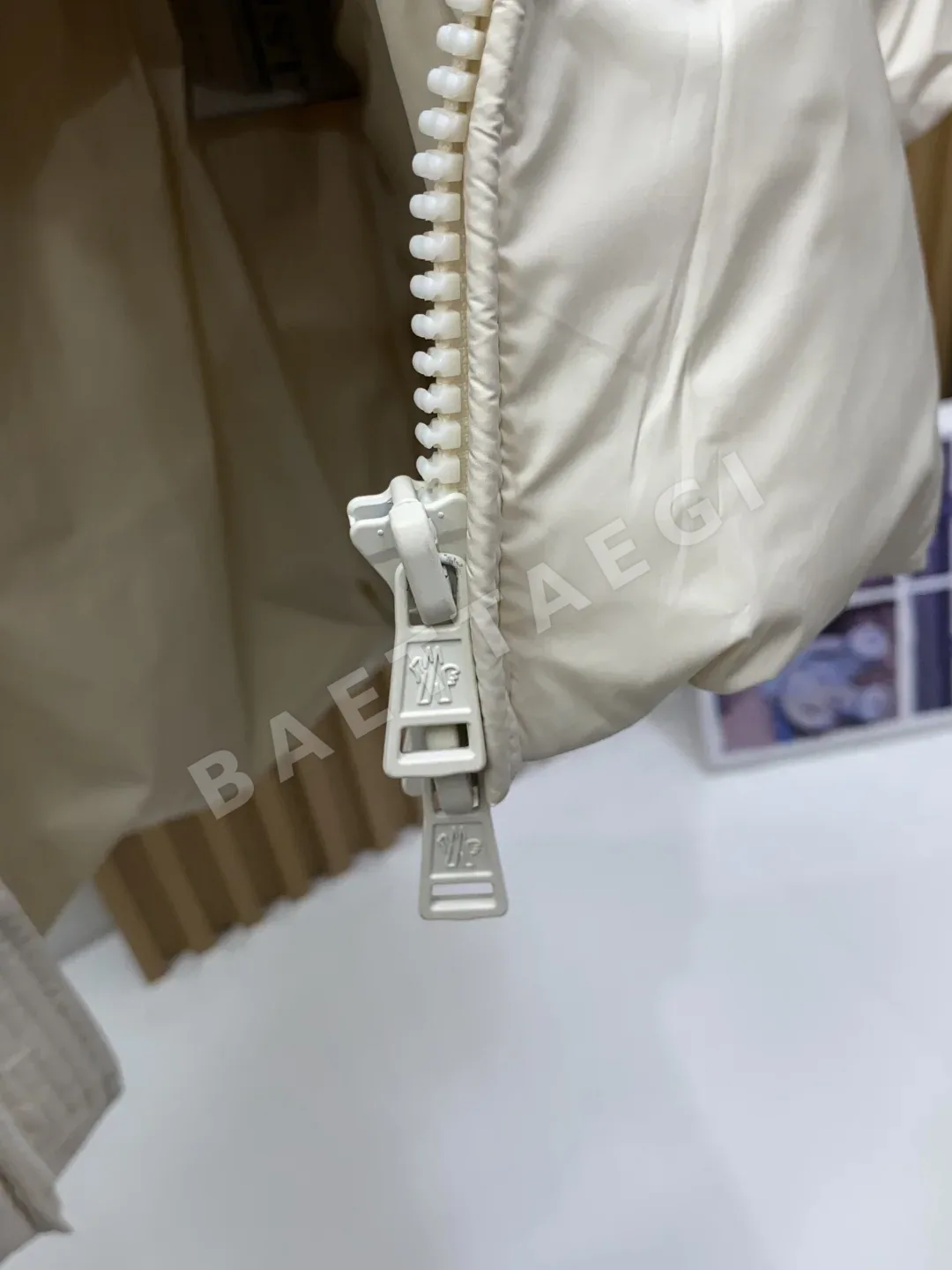 몽클레르 남성 미들 길이 다운 패딩 재킷 상세 이미지 9
