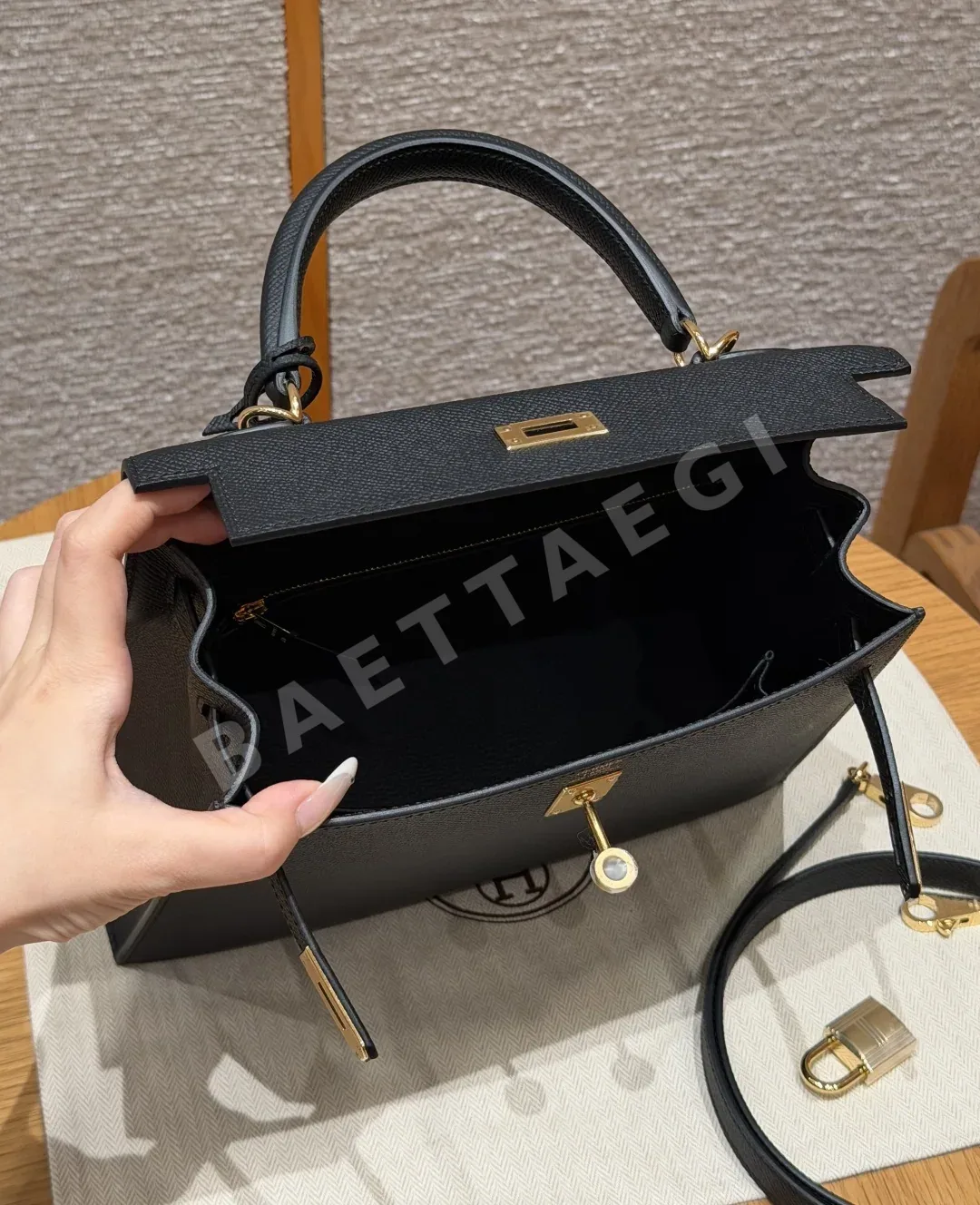 에르메스 켈리 25 블랙 가방 상세 이미지 6