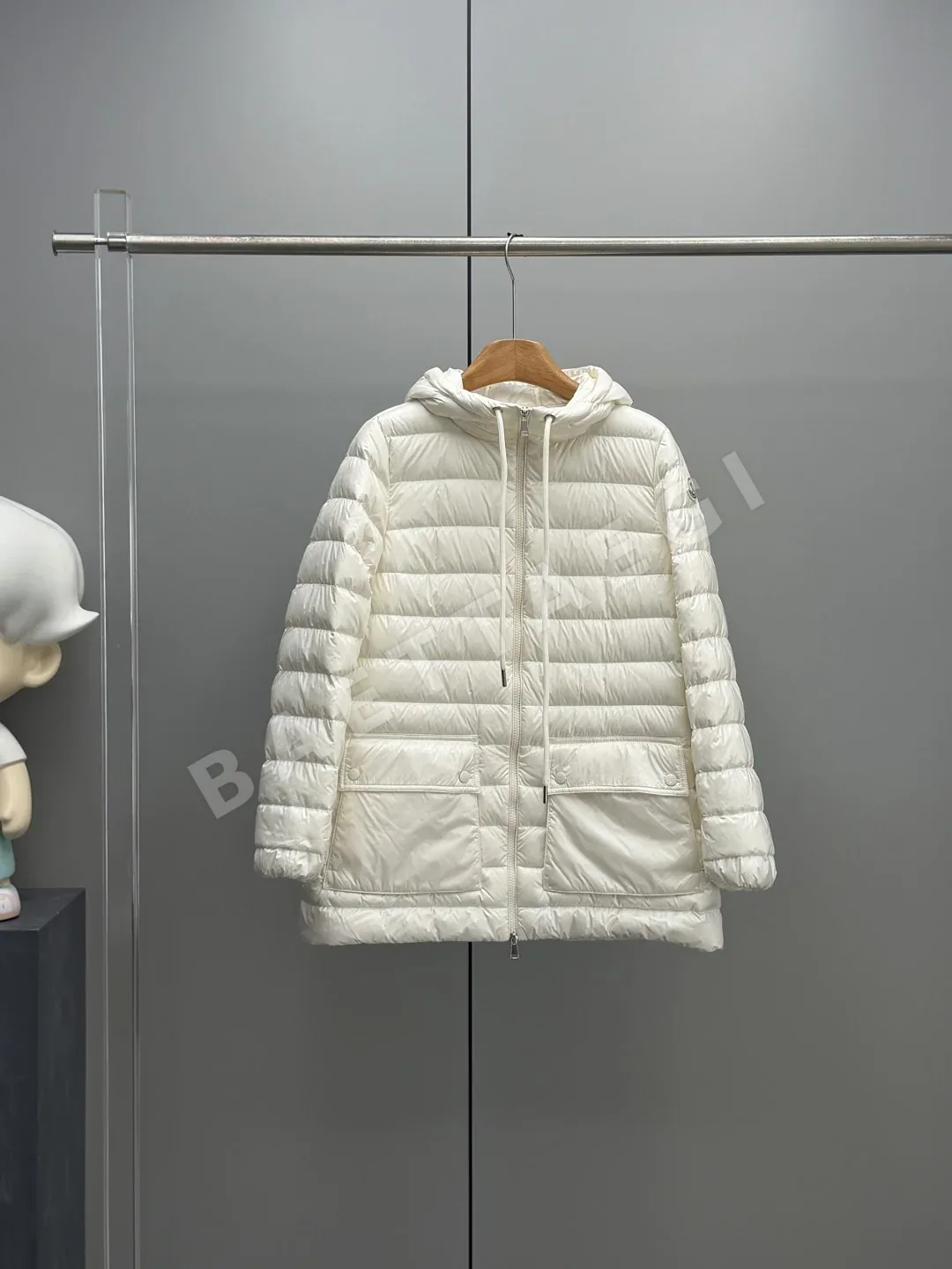 몽클레르 여성 미들 기장 후드 패딩 점퍼 상세 이미지 2
