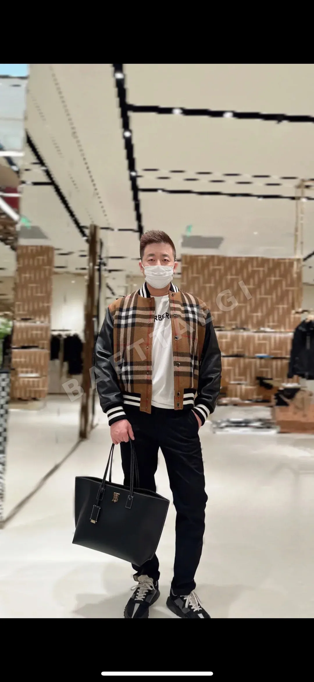 버버리 TB 토트백 상세 이미지 3