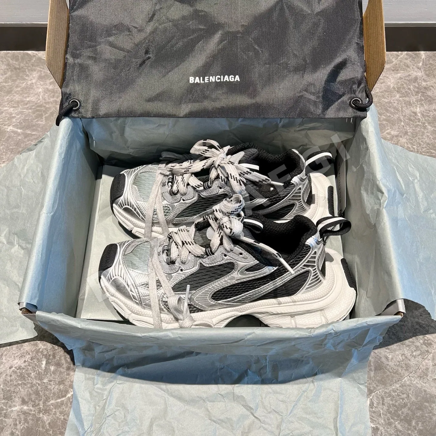 발렌시아가 3XL 디스트레스드 메시 레이스업 로우탑 청키 스니커즈 상세 이미지 3