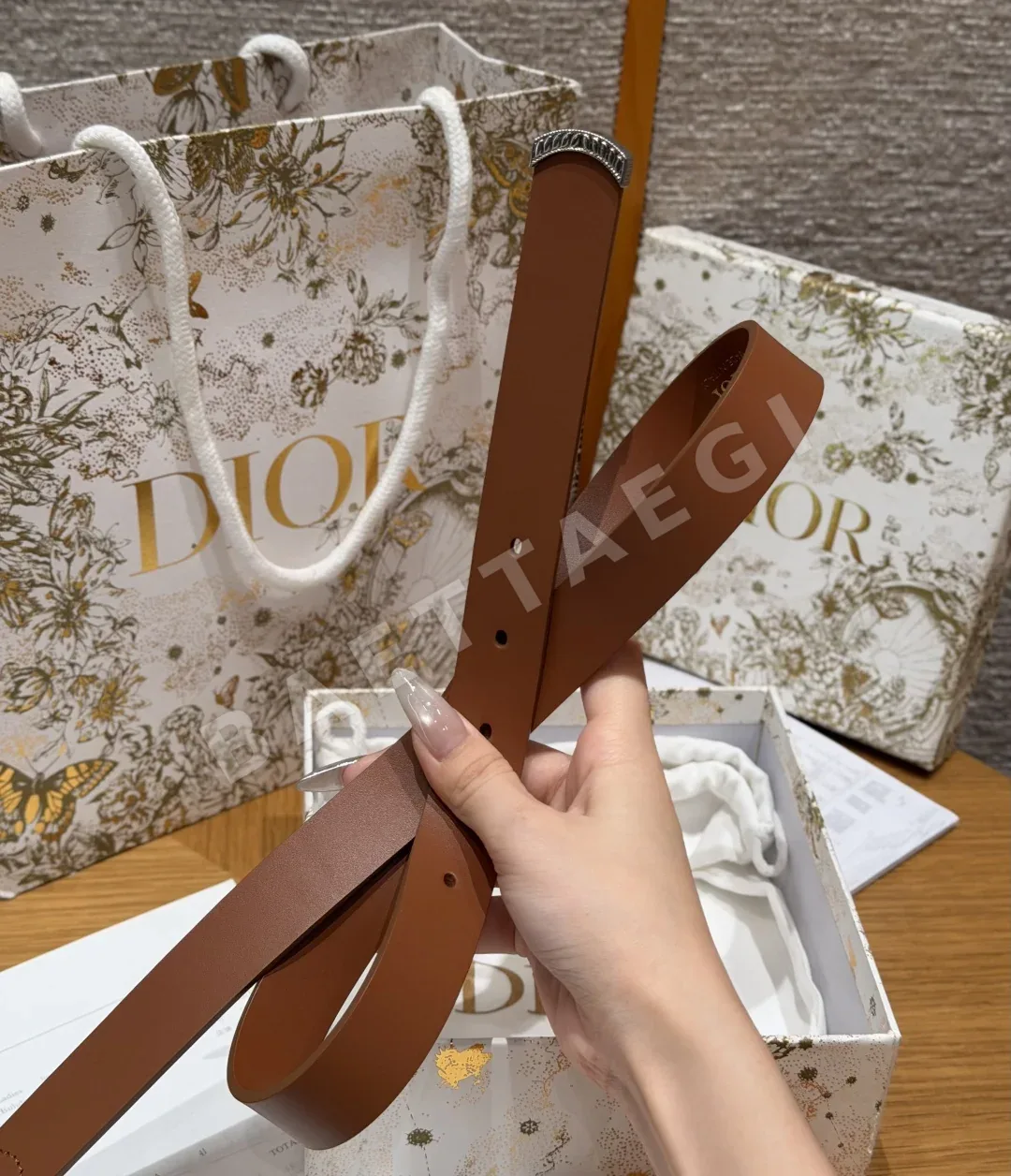 디올 메달리온 스무스 송아지가죽 벨트 상세 이미지 9