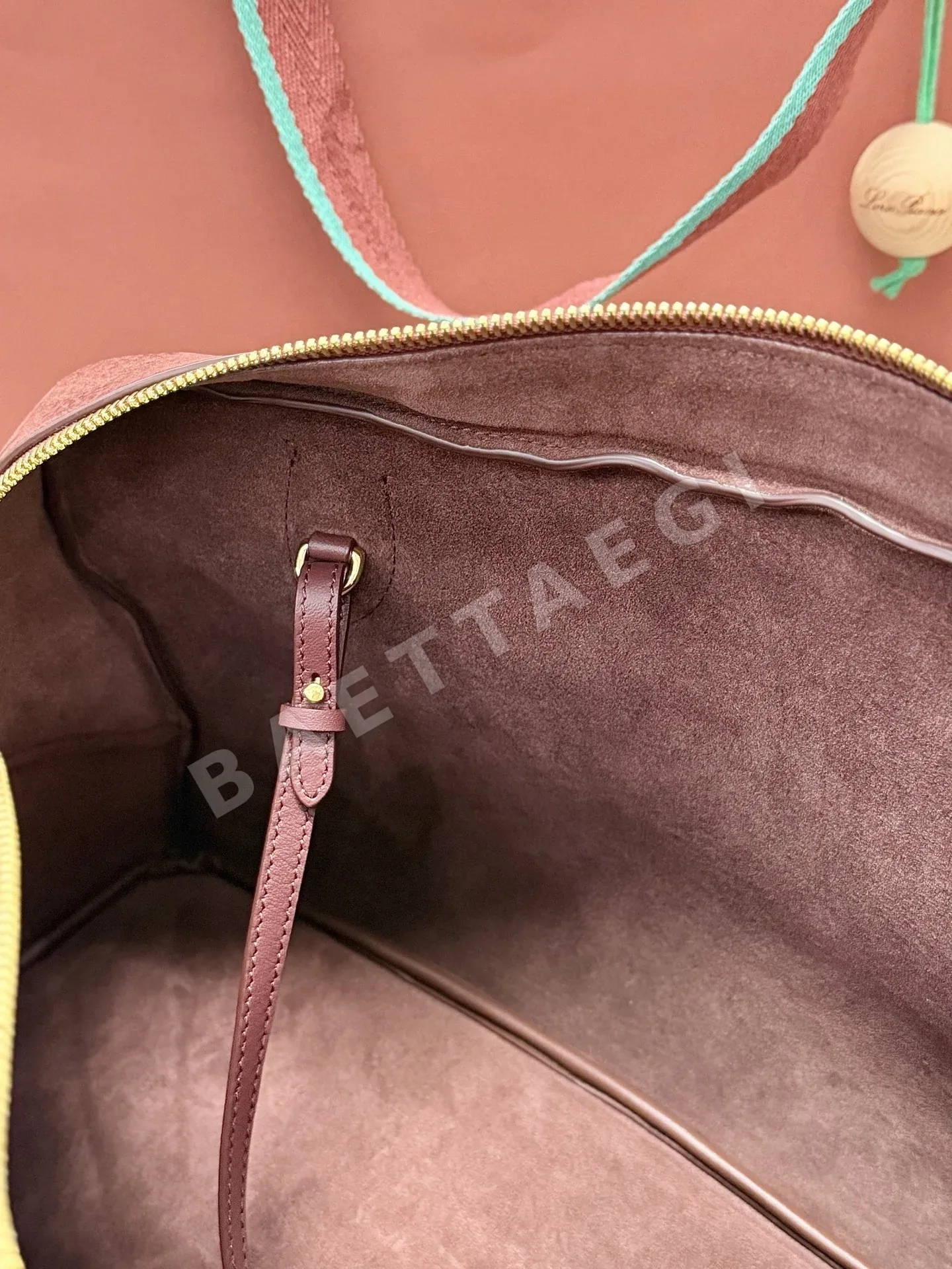 로로피아나 버건디 스웨이드 니들 핸드백 상세 이미지 9