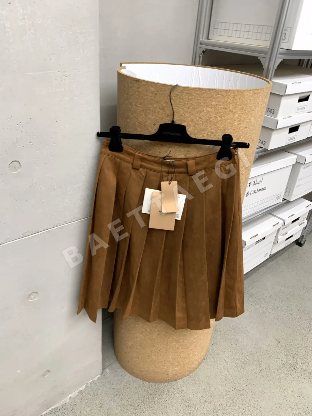 미우미우 3D 로고 스웨이드 플리츠 롱 스커트 50261
