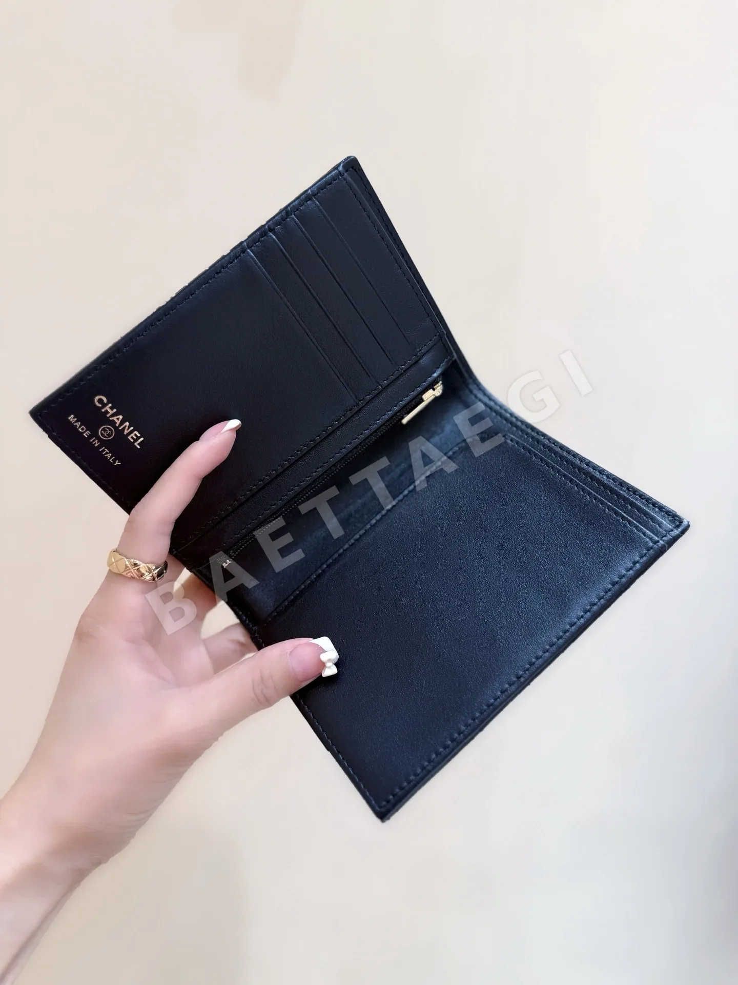 샤넬 하스 리치 가죽 여권 지갑 상세 이미지 4