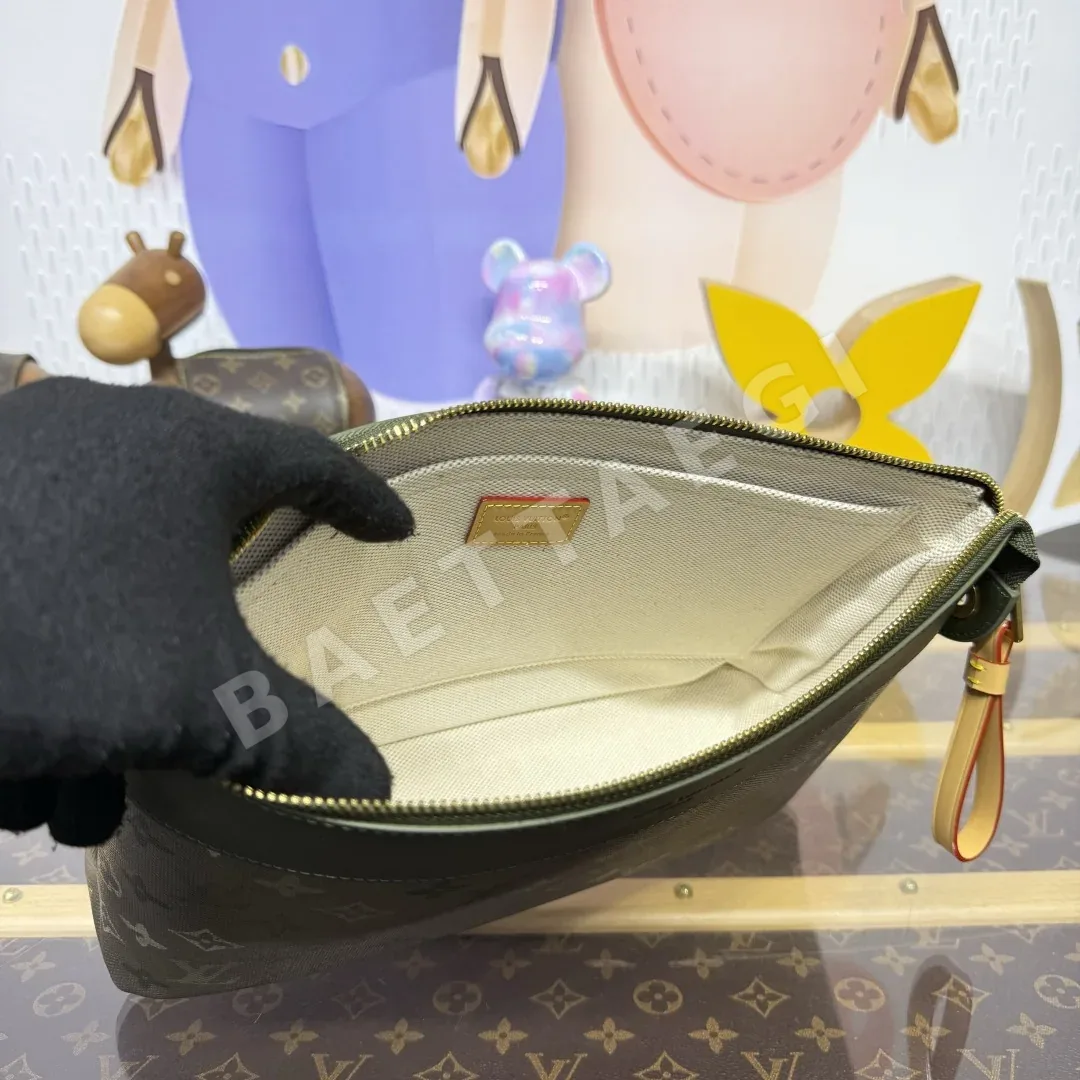 루이비통 그린 모노그램 포쉐트 보야주 클러치 가방 M26970 상세 이미지 9