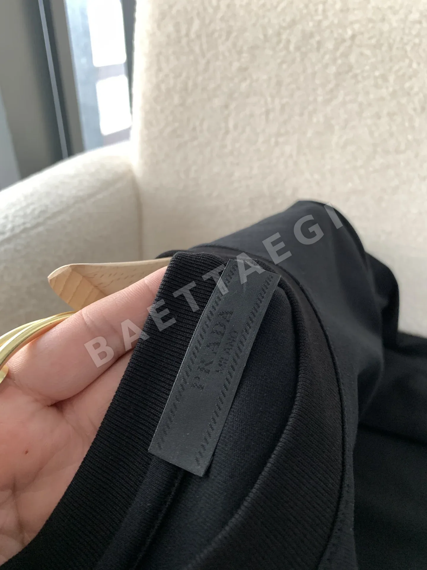 프라다 클래식 로고 크루넥 반팔 티셔츠 상세 이미지 5