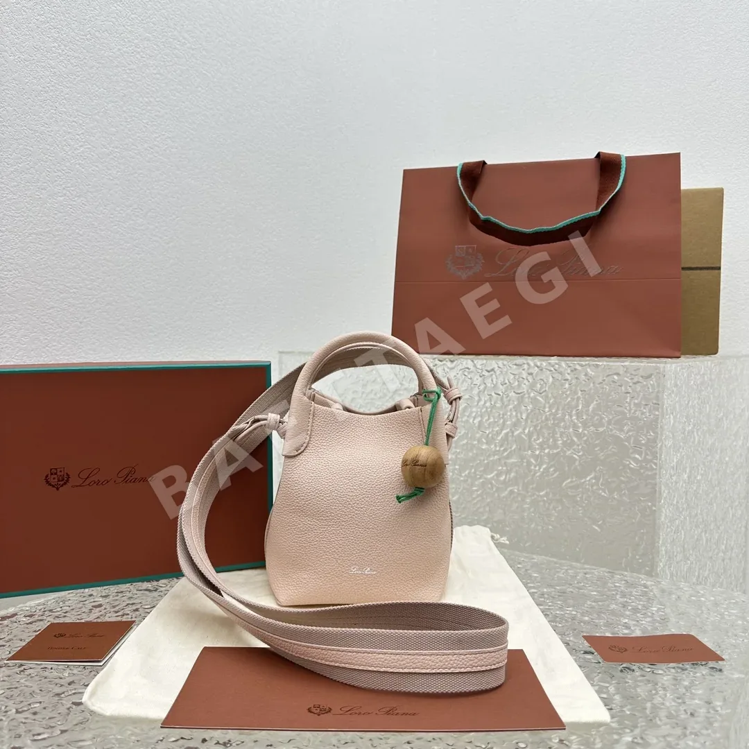 로로피아나 그레인 카프스킨 스몰 버킷백 128828