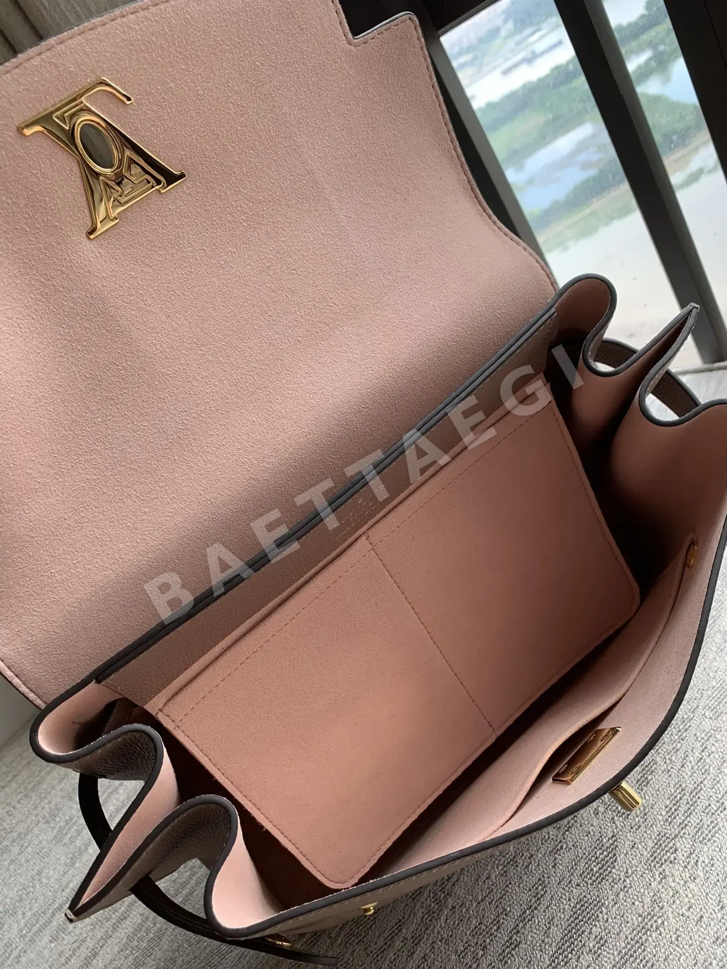 루이비통 록미에버 카프스킨 핸드백 M56094 상세 이미지 7