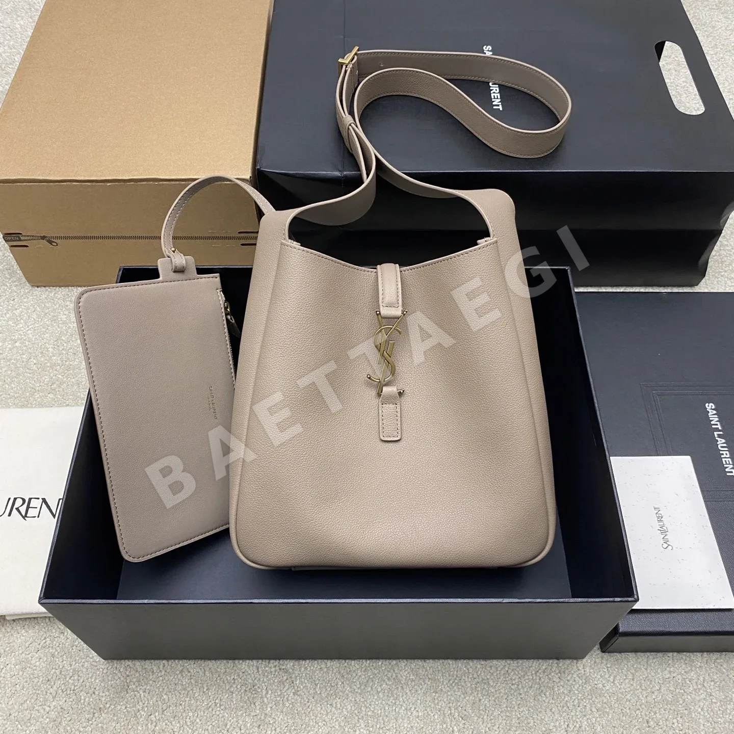 생로랑 살구색 골드 메탈 로고 크로스바디 호보백 A00211