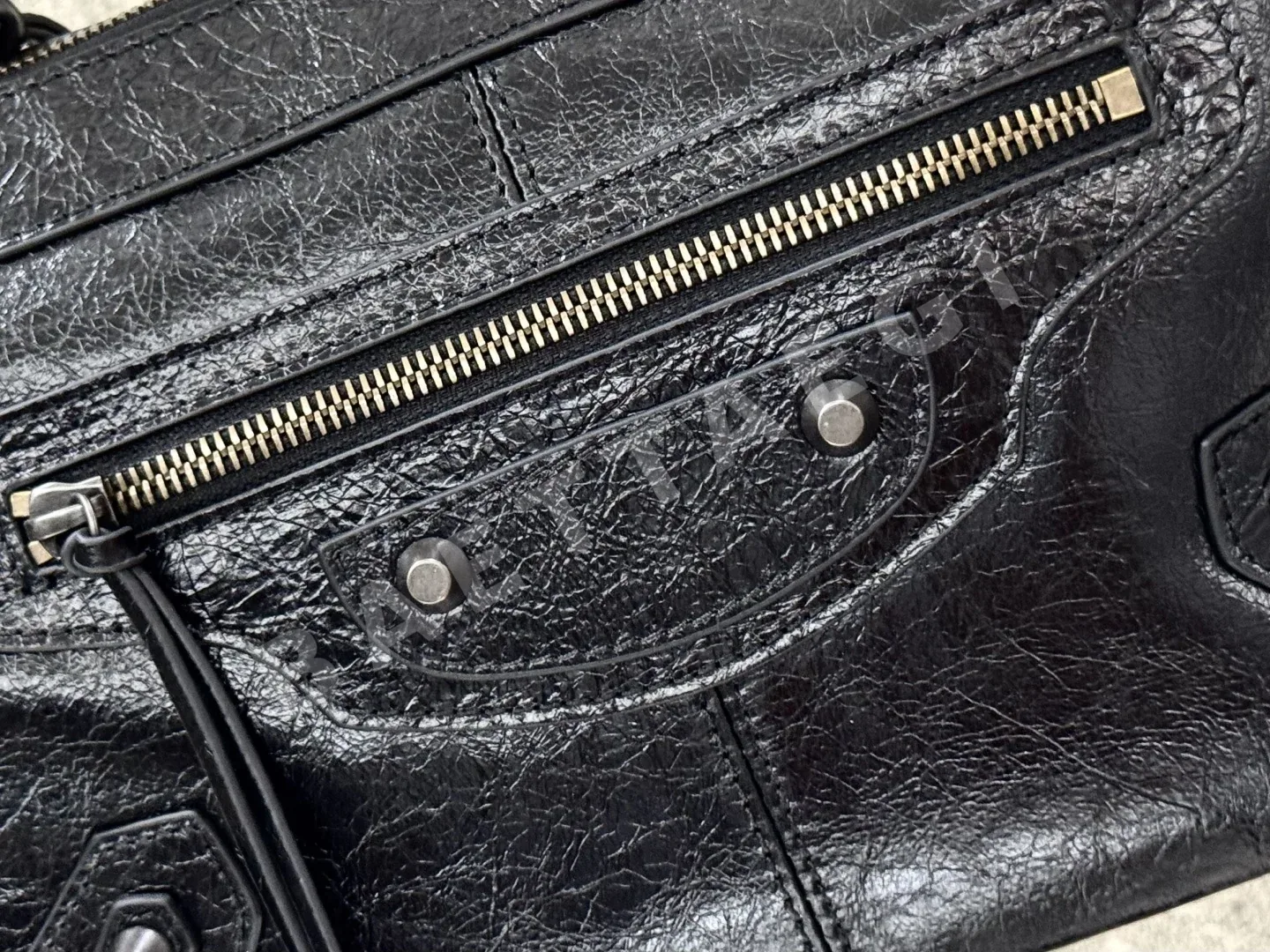발렌시아가 모토 소형 오일 왁스 가죽 숄더백 상세 이미지 7
