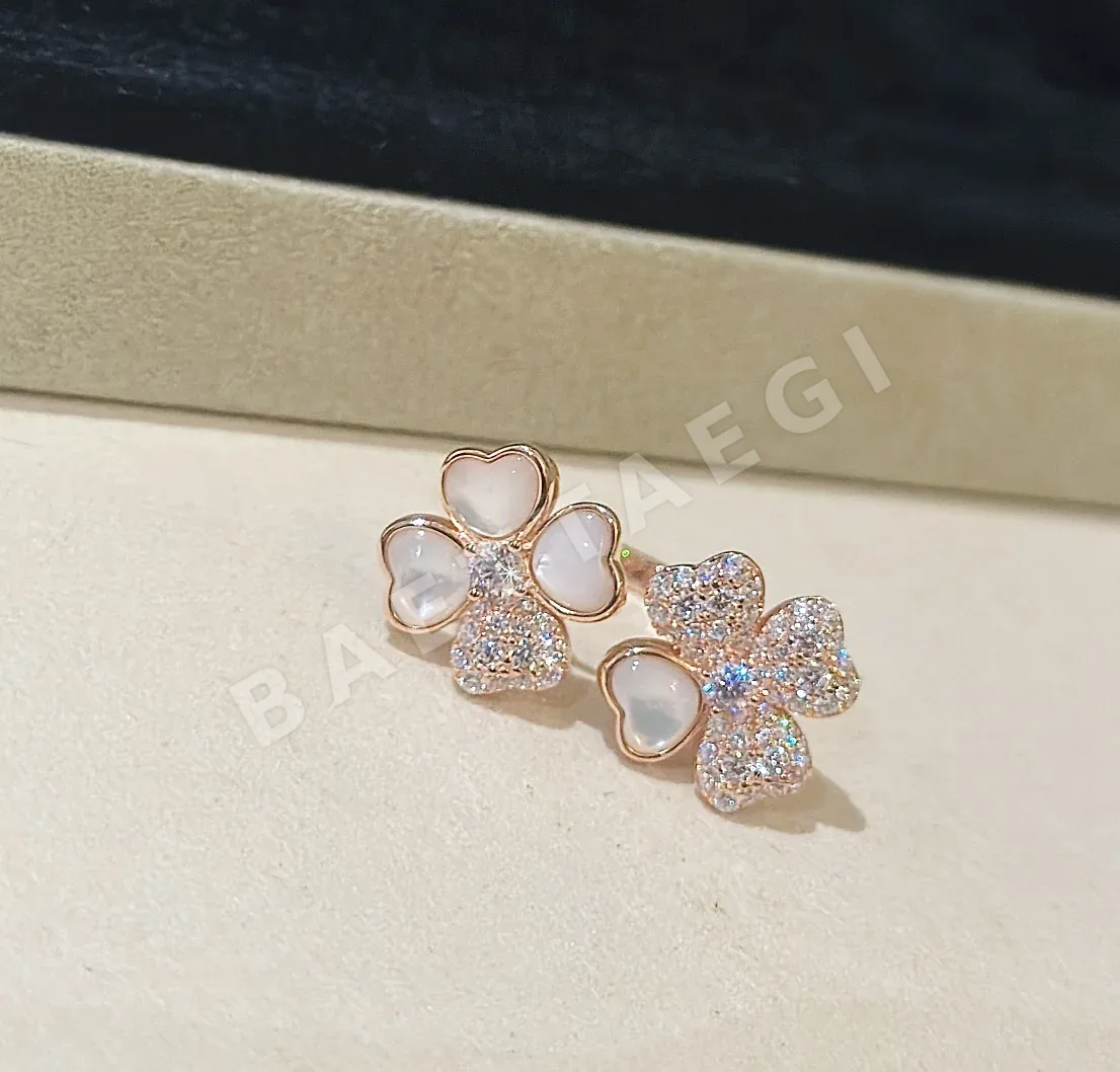반클리프앤아펠 화이트 마더오브펄 네 잎 클로버 스털링 실버 귀걸이 63886