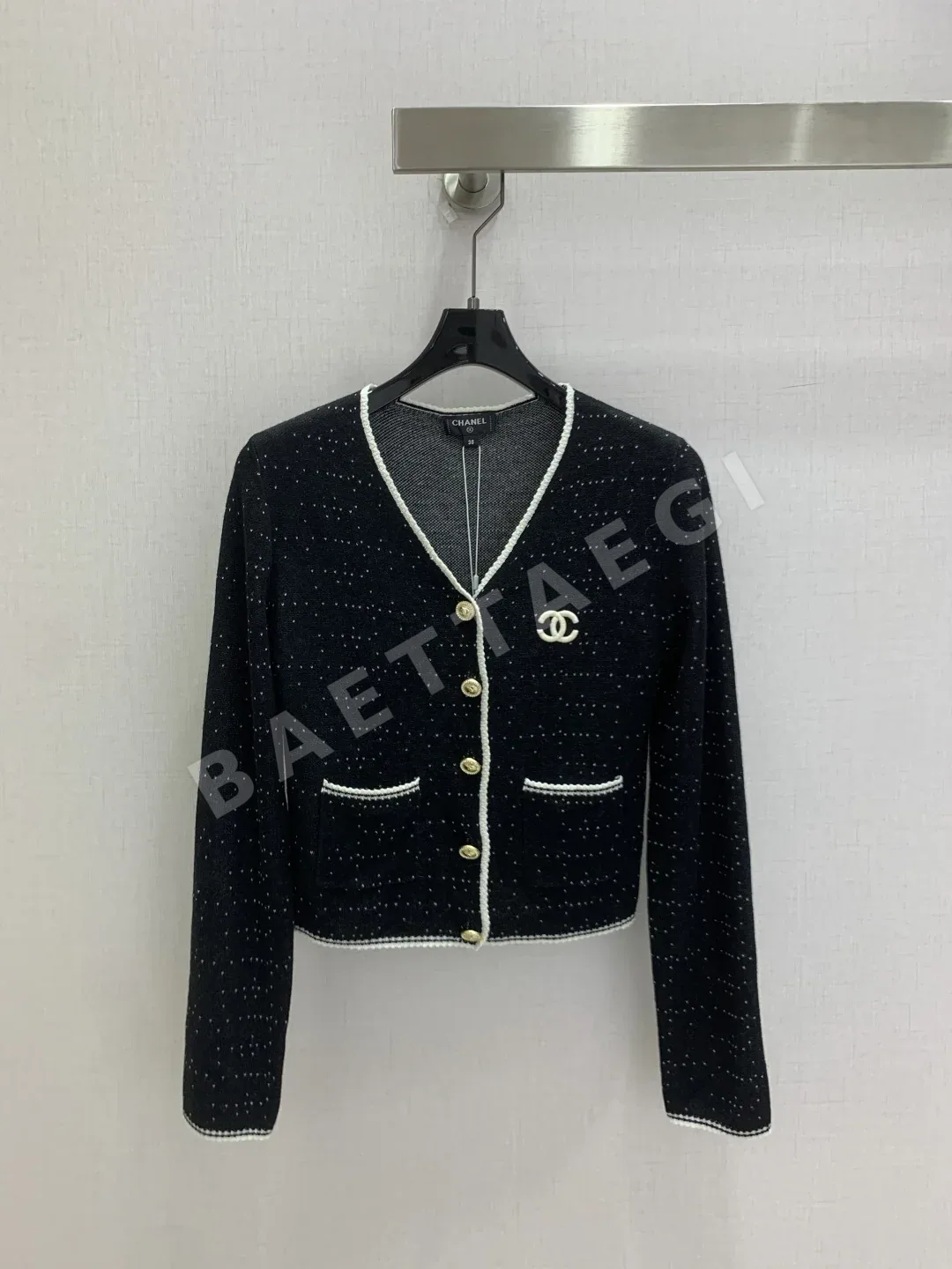 샤넬 폴카도트 V넥 숏 가디건 154630